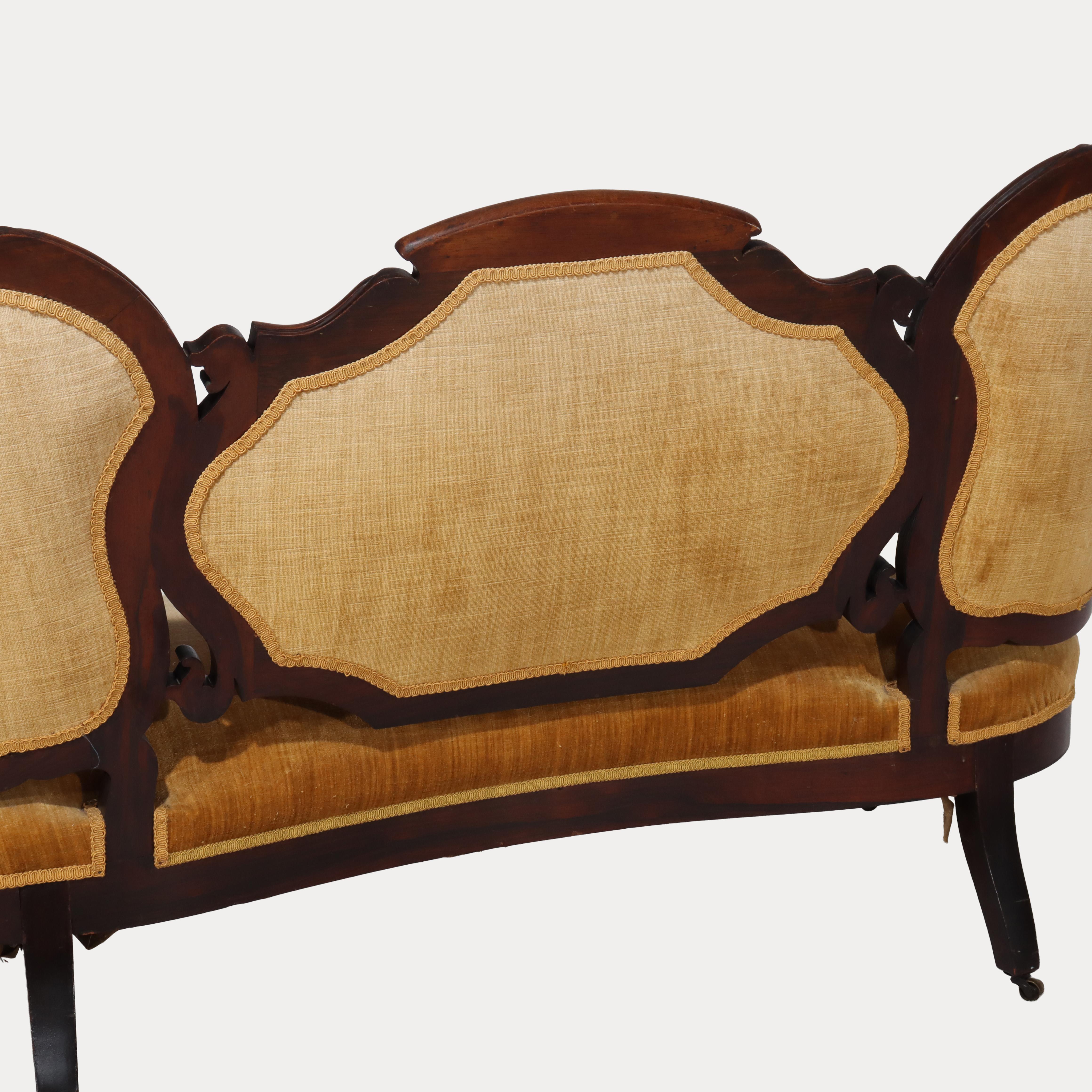 Antiguo sofá victoriano de nogal tallado con respaldo de tres paneles C1880 en venta 6