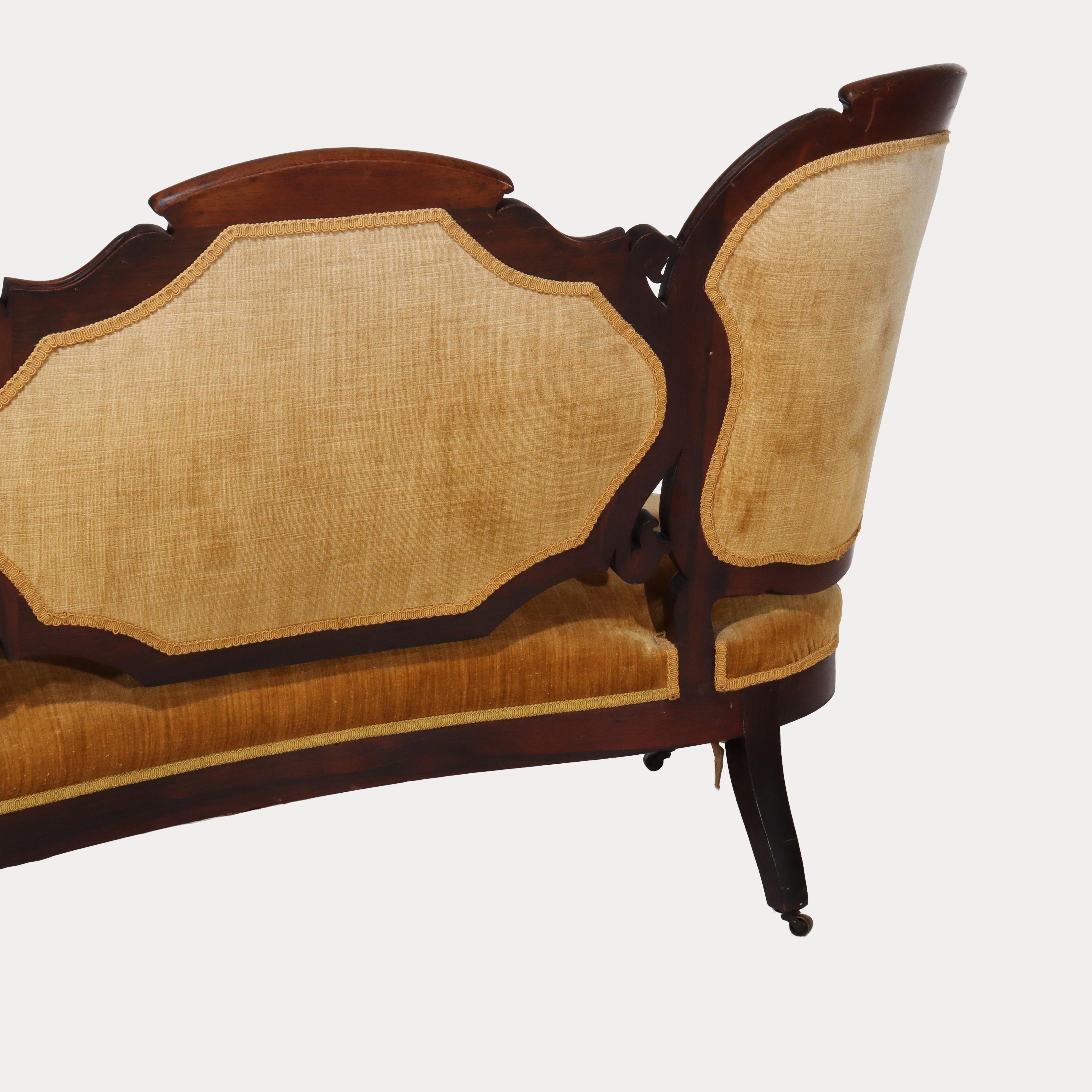 Antiguo sofá victoriano de nogal tallado con respaldo de tres paneles C1880 en venta 7