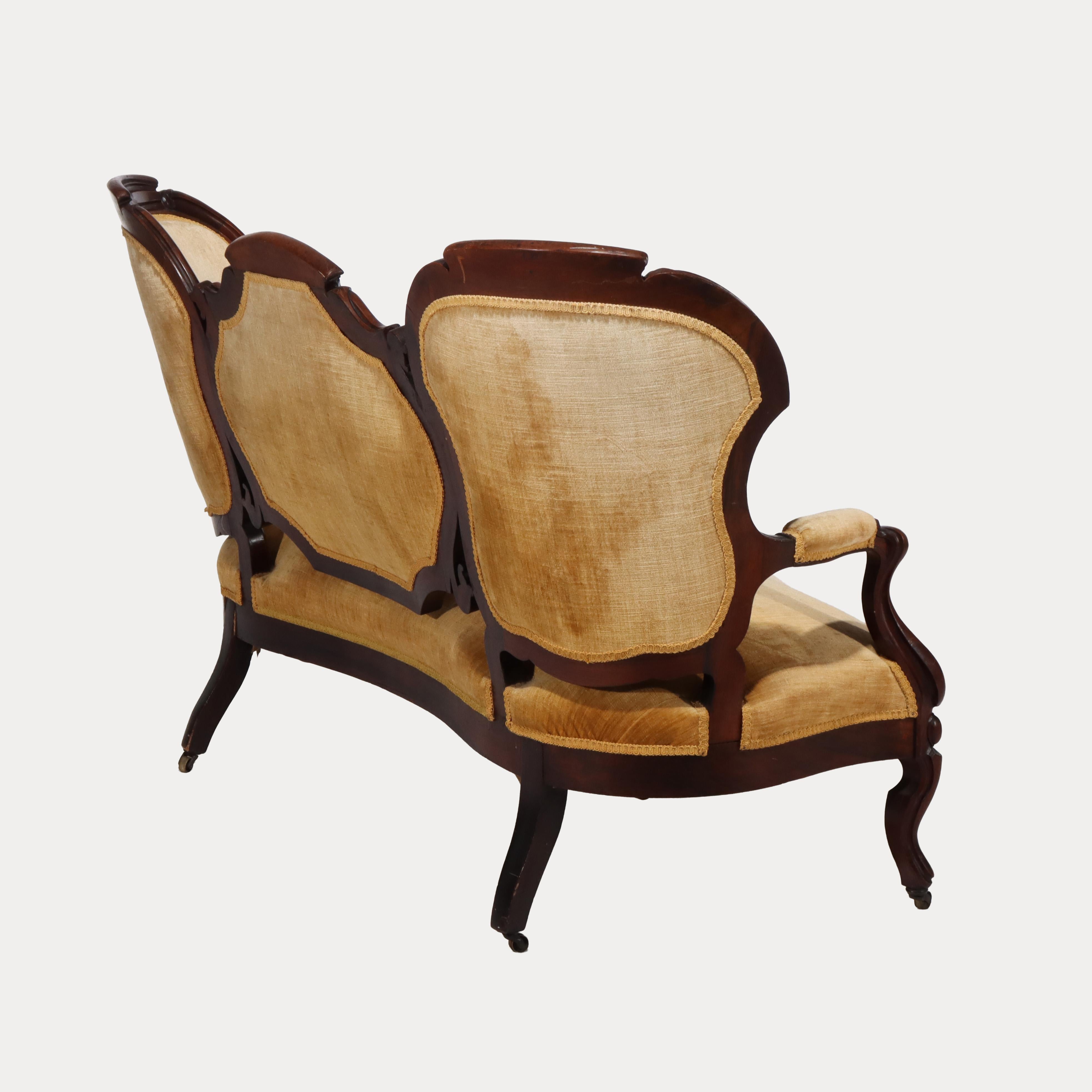 Antiguo sofá victoriano de nogal tallado con respaldo de tres paneles C1880 en venta 8
