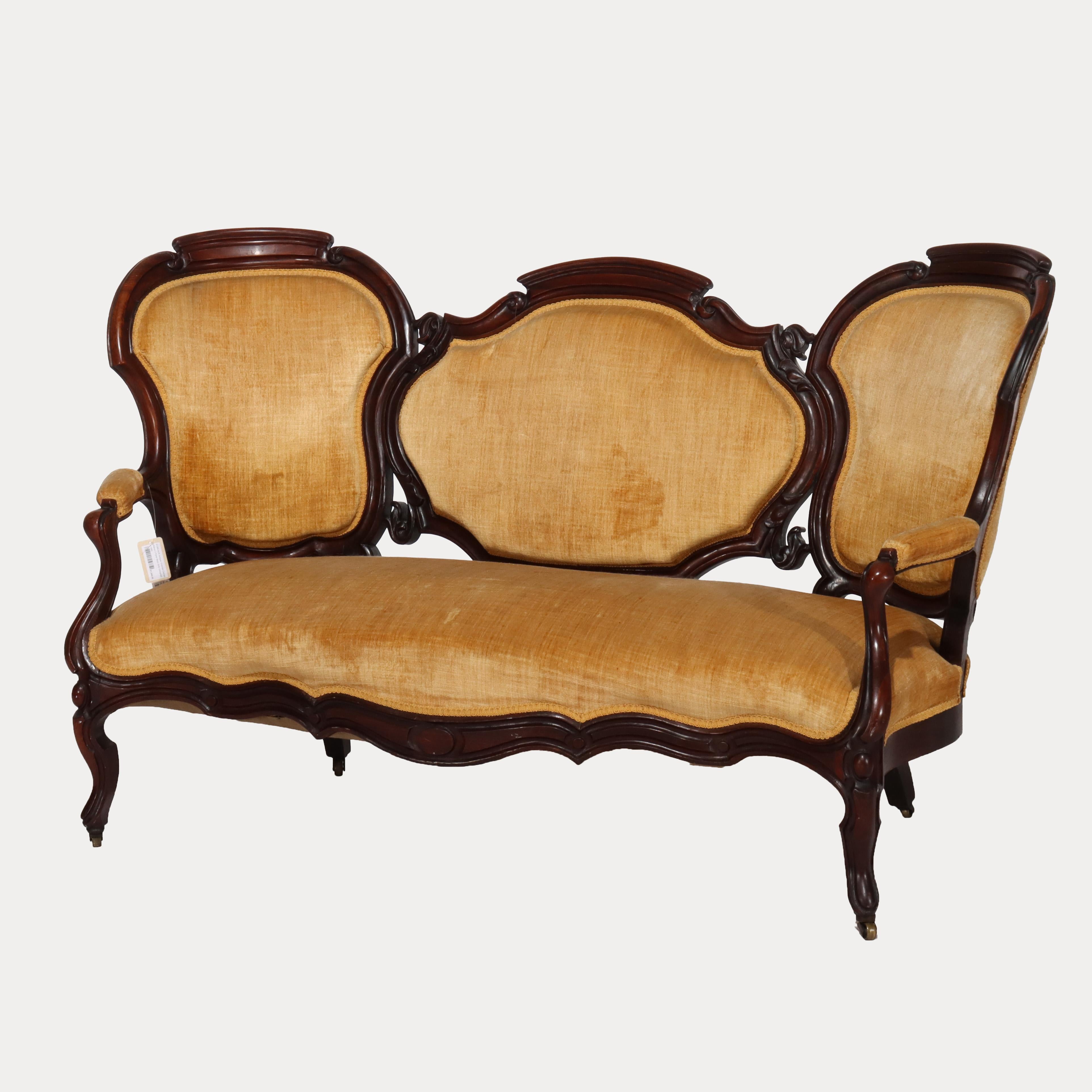 Antiguo sofá victoriano de nogal tallado con respaldo de tres paneles C1880 Victoriano en venta