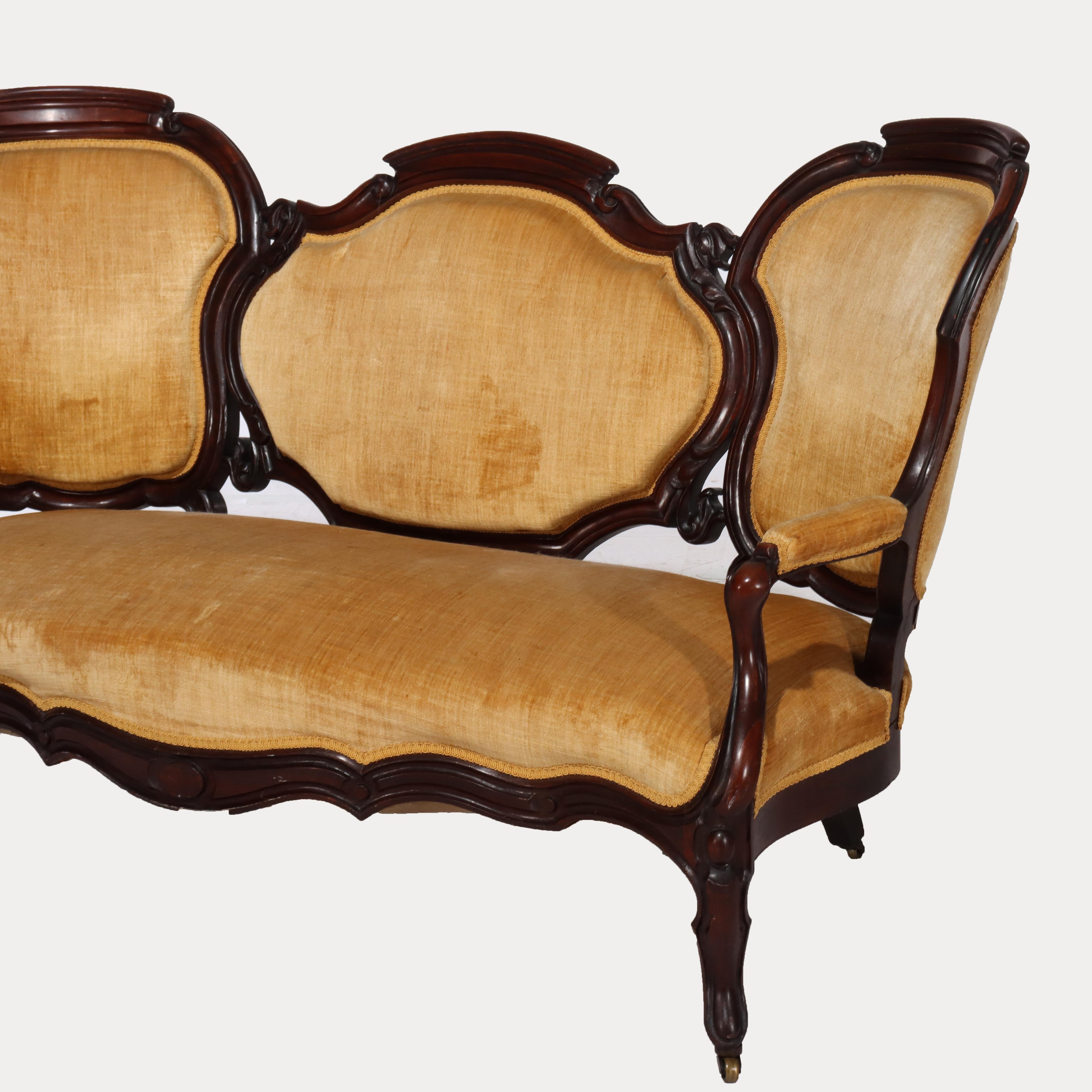 Antiguo sofá victoriano de nogal tallado con respaldo de tres paneles C1880 en Bueno estado para la venta en Big Flats, NY