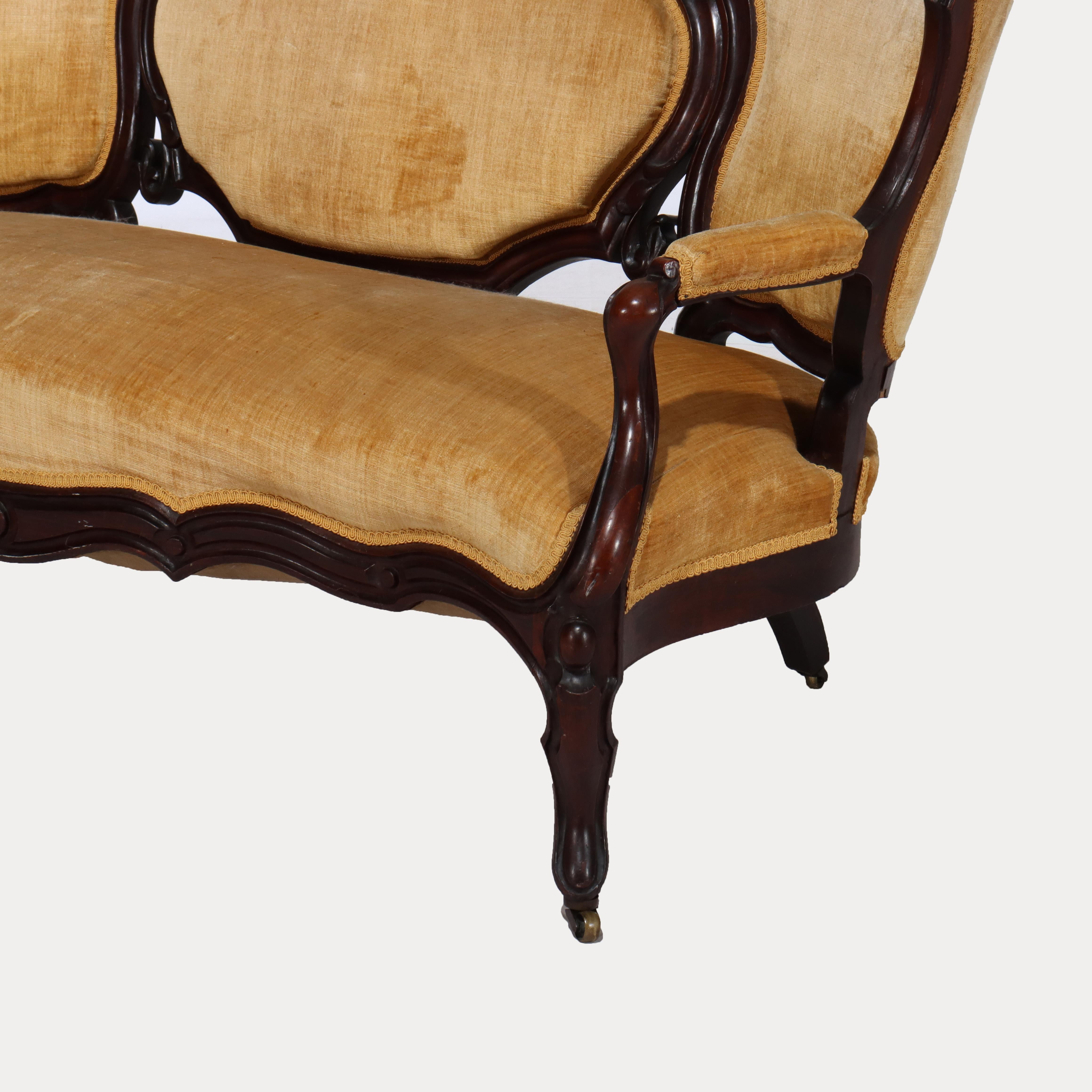 Antiguo sofá victoriano de nogal tallado con respaldo de tres paneles C1880 siglo XIX en venta