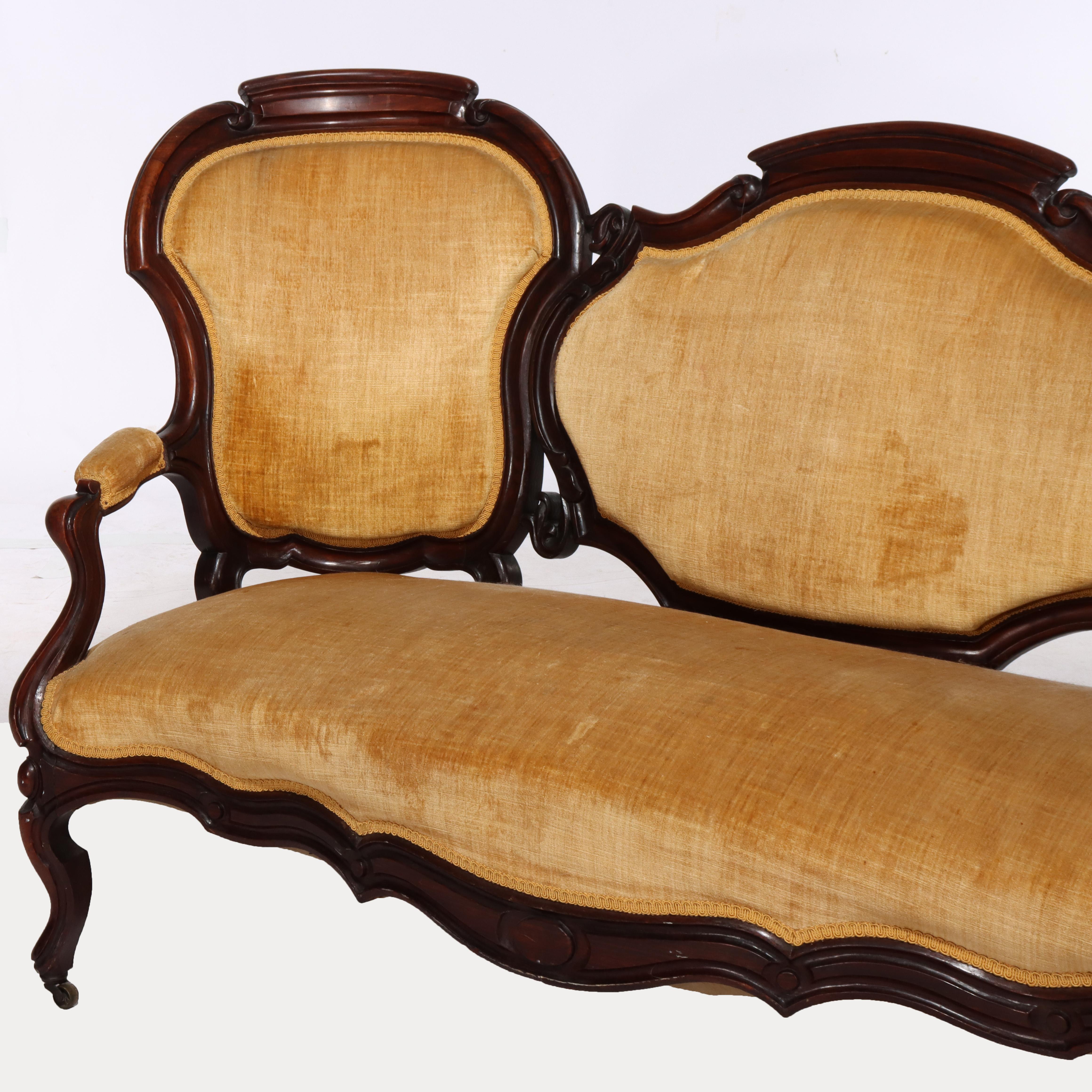 Antiguo sofá victoriano de nogal tallado con respaldo de tres paneles C1880 Nogal en venta