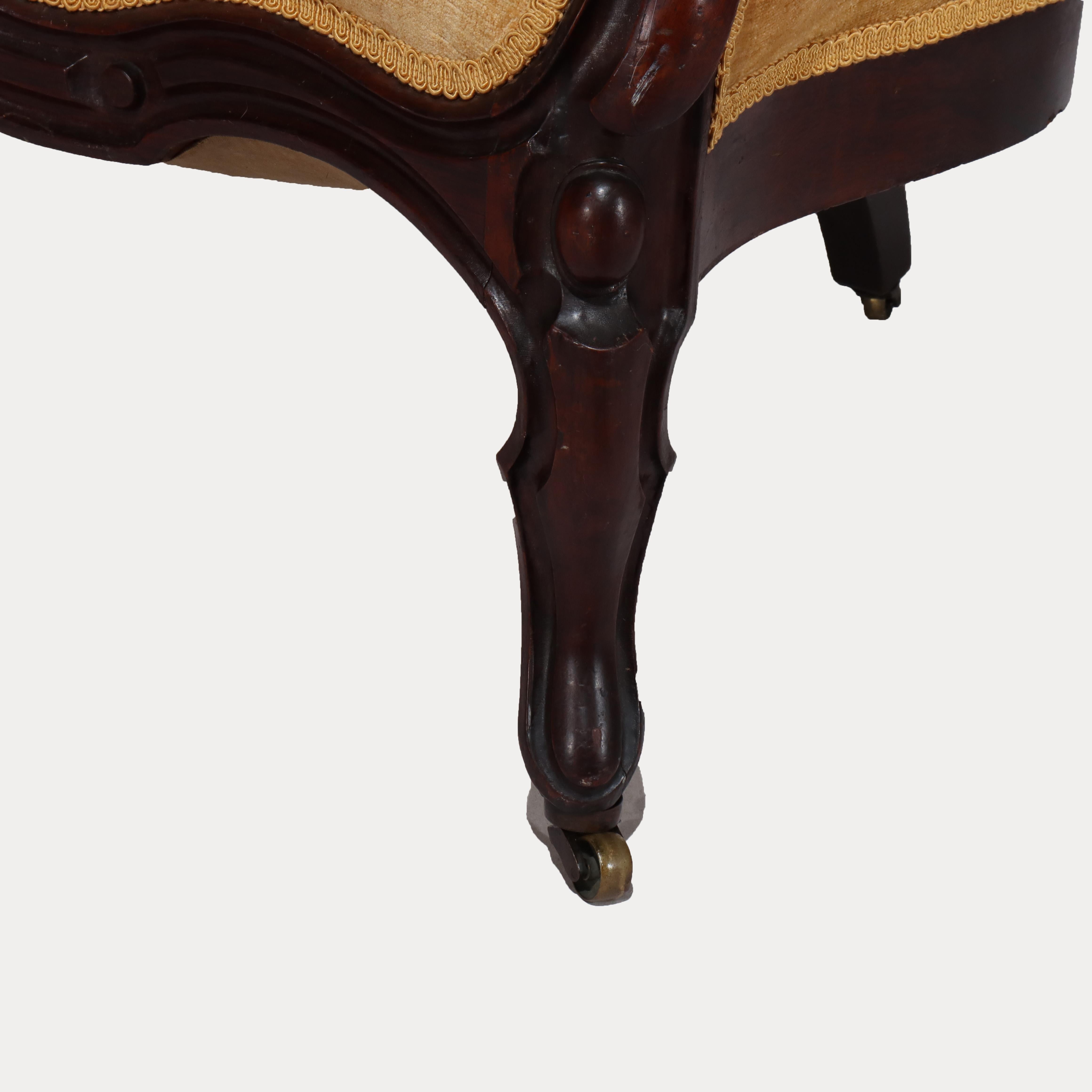 Antiguo sofá victoriano de nogal tallado con respaldo de tres paneles C1880 en venta 1