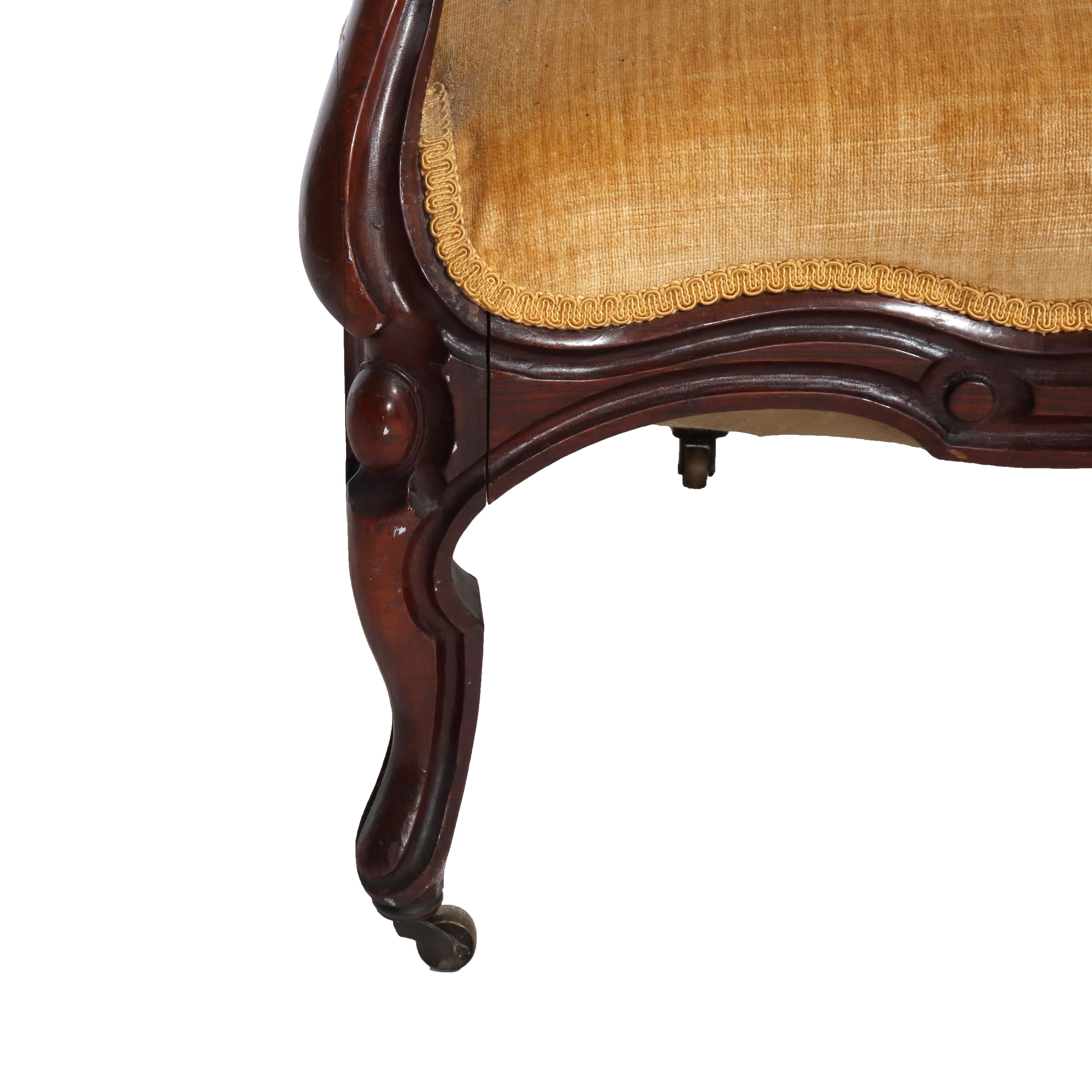 Antiguo sofá victoriano de nogal tallado con respaldo de tres paneles C1880 en venta 3