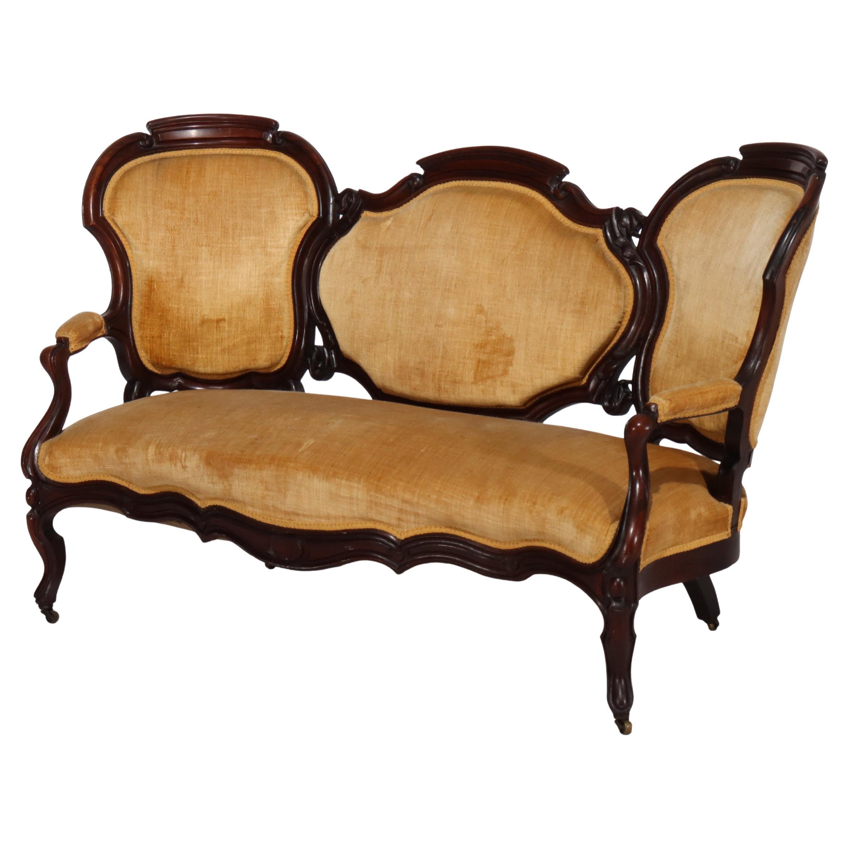 Antiguo sofá victoriano de nogal tallado con respaldo de tres paneles C1880 en venta