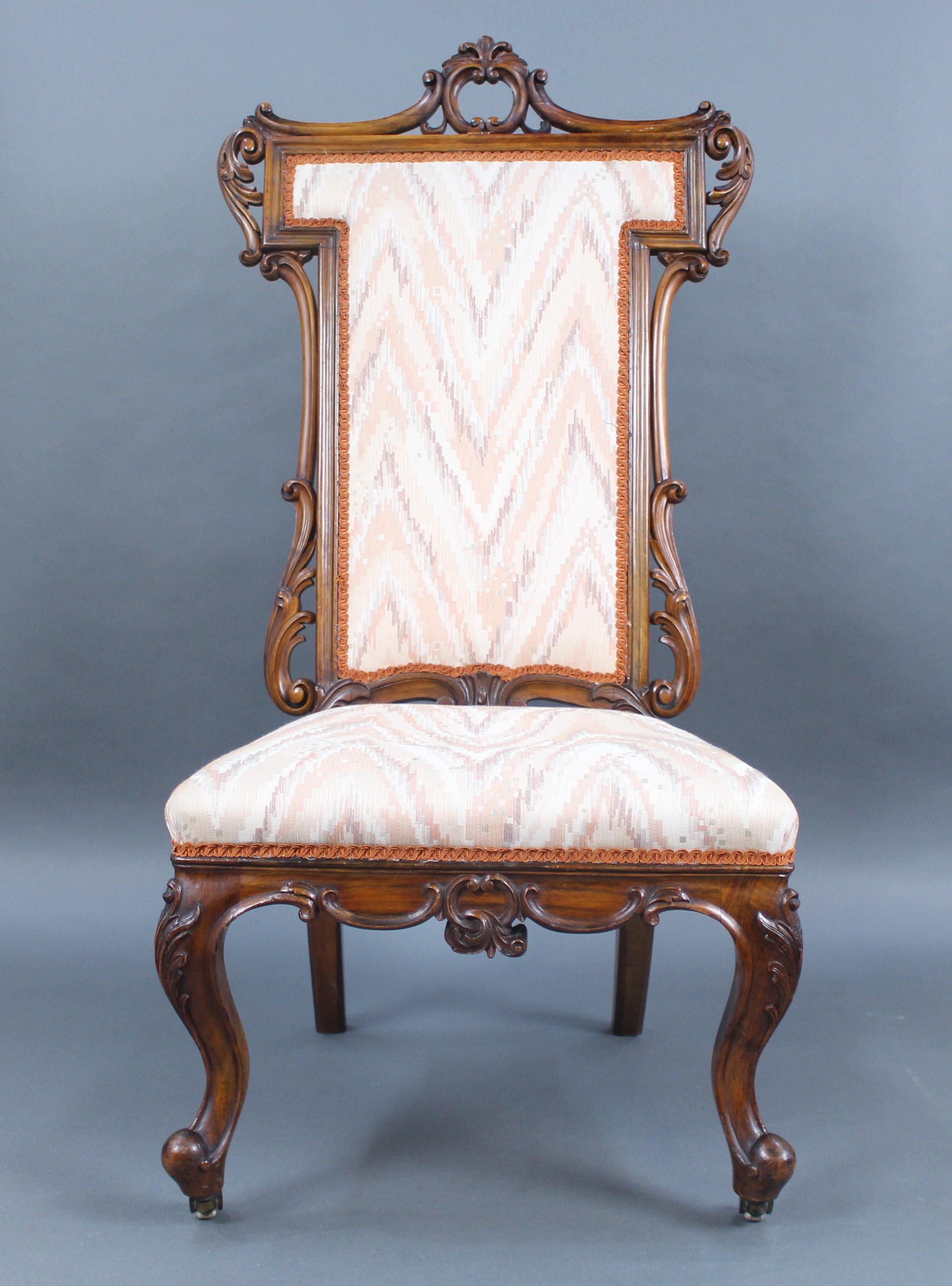 Britannique Fauteuil ancien victorien tapissé en noyer sculpté en vente