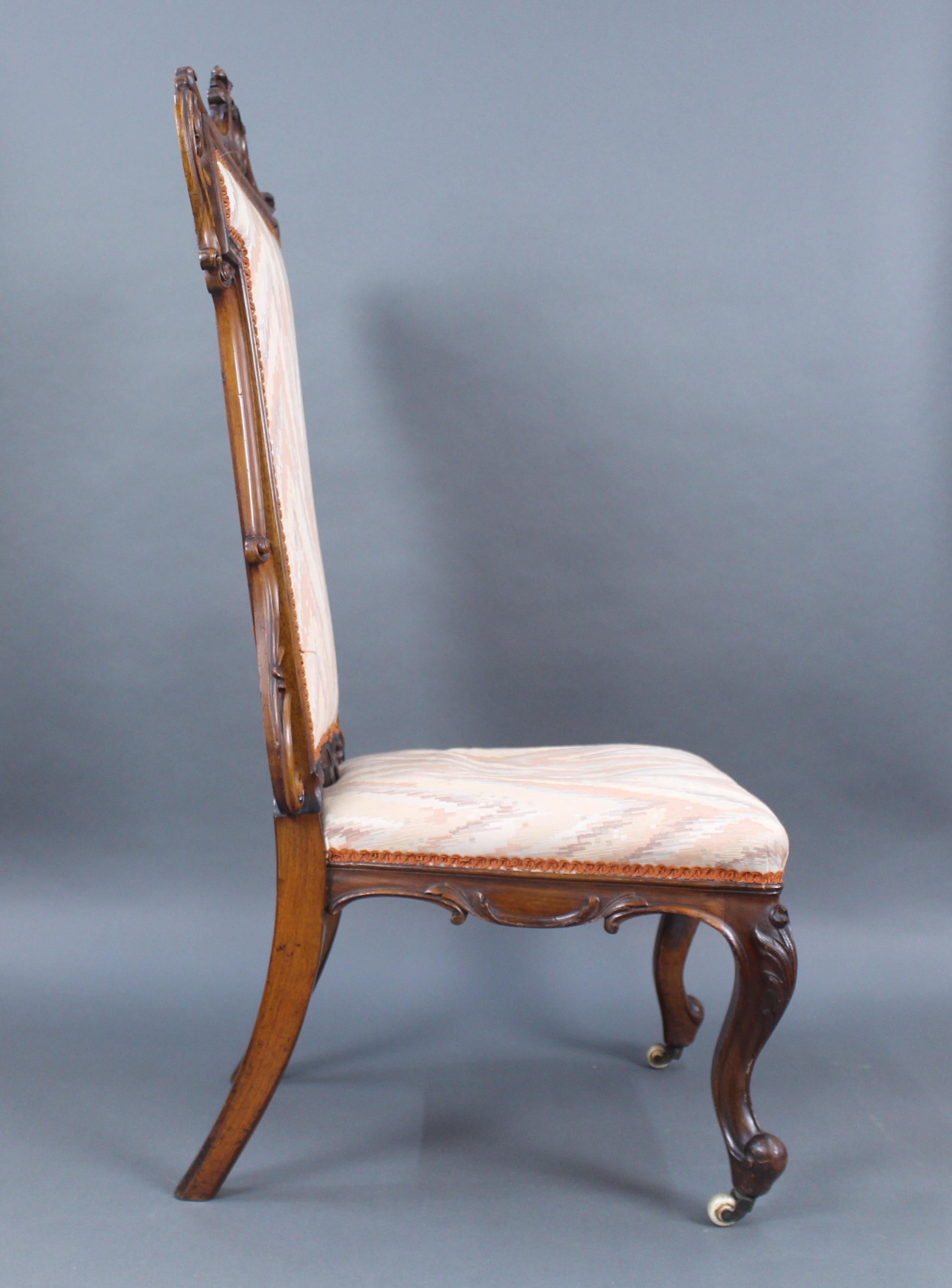 Fauteuil ancien victorien tapissé en noyer sculpté Bon état - En vente à Worcester, GB