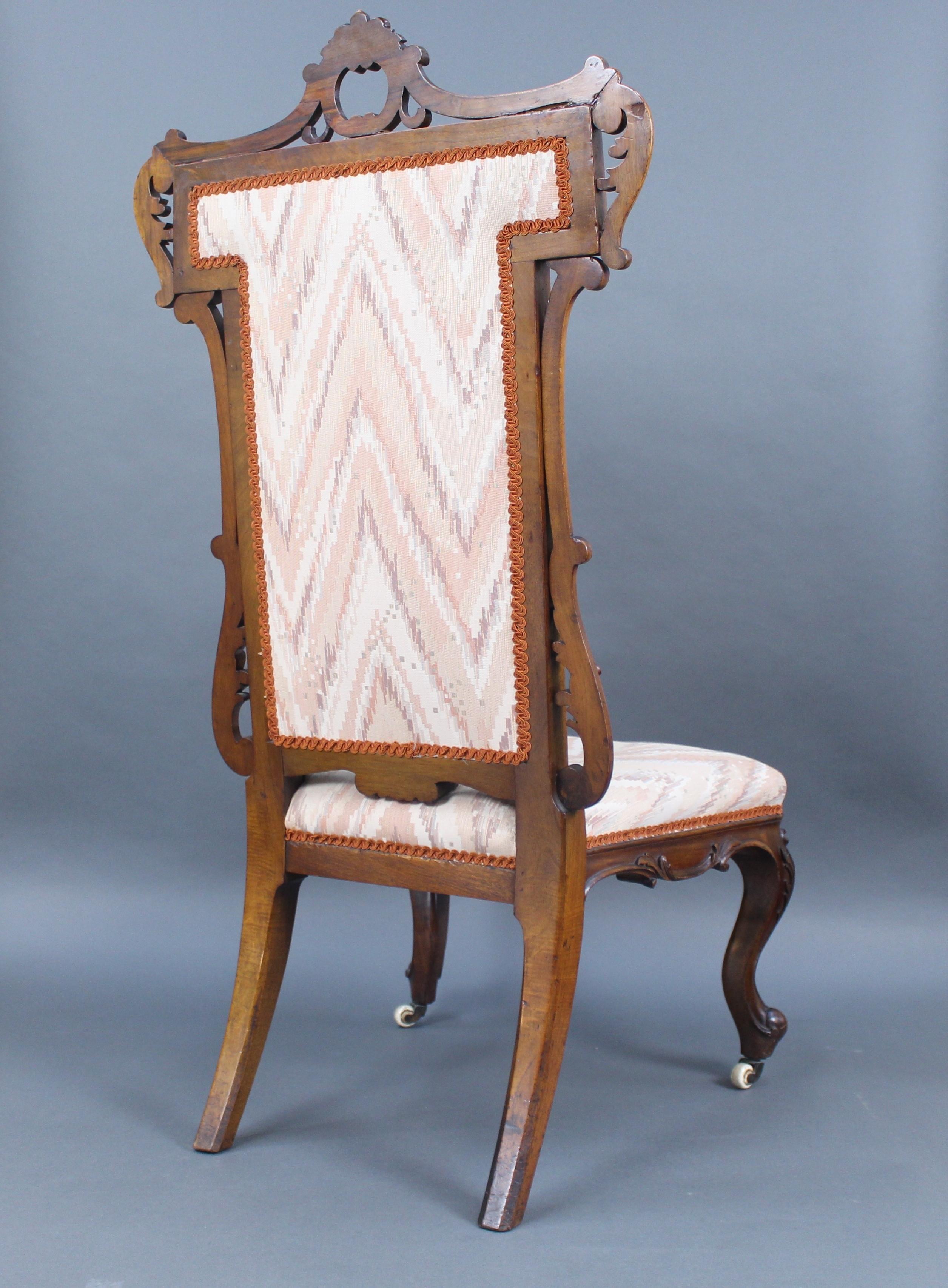 XIXe siècle Fauteuil ancien victorien tapissé en noyer sculpté en vente