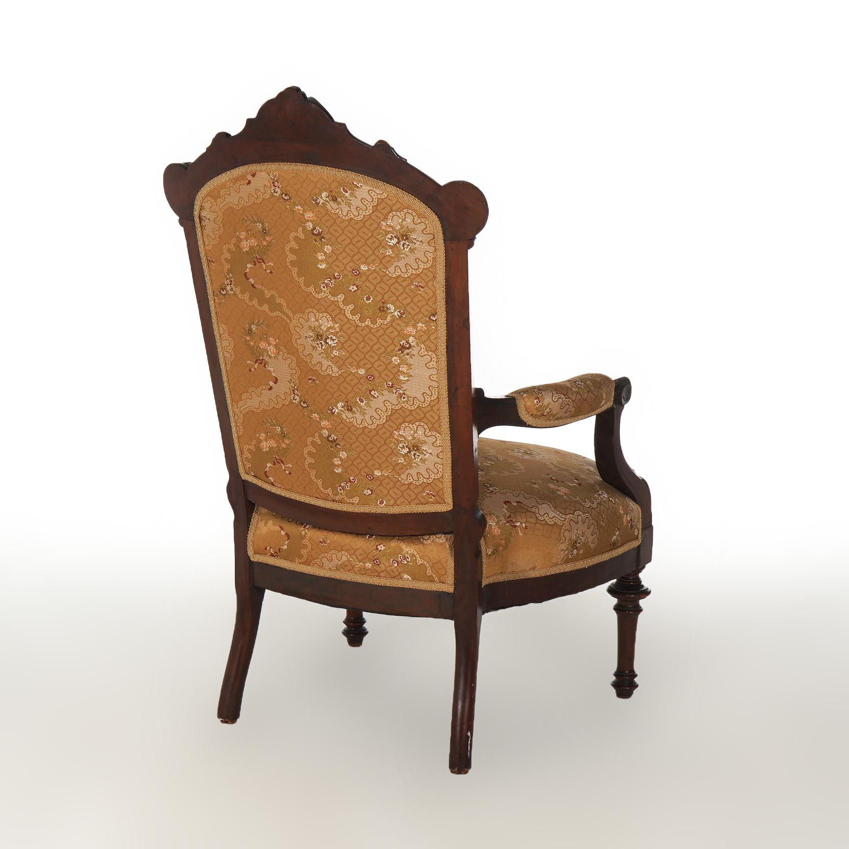Tissu d'ameublement Ancienne chaise victorienne en noyer sculpté pour homme, C1890 en vente