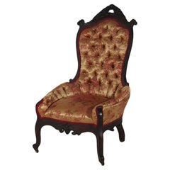 Ancienne chaise de boudoir victorienne en noyer sculpté et tapissée C1890