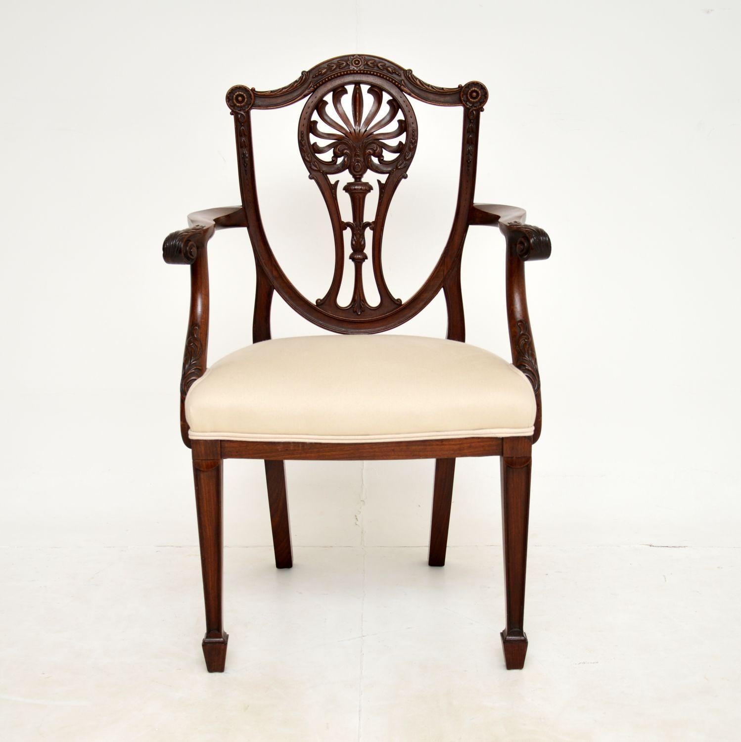 Magnifique chaise de sculpteur à dossier bouclier en bois sculpté de la fin du XIXe siècle, de style George III. Elle a été fabriquée en Angleterre et date des années 1880-90.

Il est d'une très grande qualité et présente de superbes sculptures