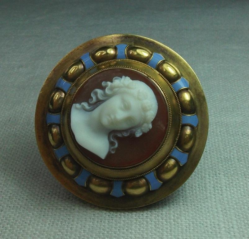 Antique Victorian Cased Goddess Flora Hard Stone Cameo Brooch For Sale 2