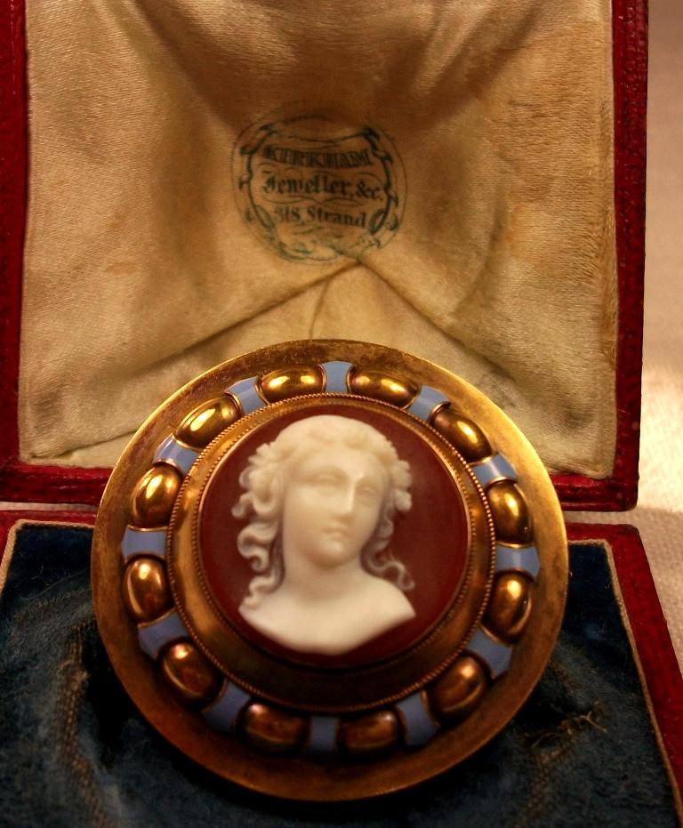 Museum quality hard stone cameo Brooch depicting Goddess Flora, she's wonderfully carved and all the details in this cameo are stunning. A crown of flowers and leaves on her hair which also softly lays curly on her shoulders. Even if this is a small