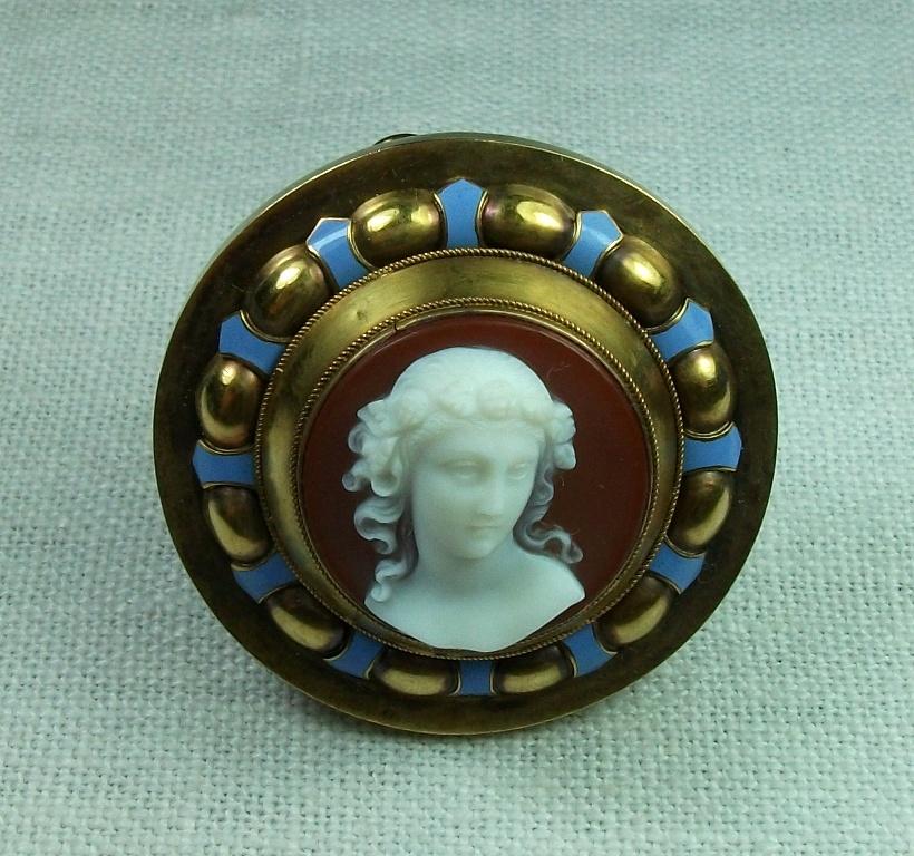 Antique Victorian Cased Goddess Flora Hard Stone Cameo Brooch In Excellent Condition For Sale In London, GB
