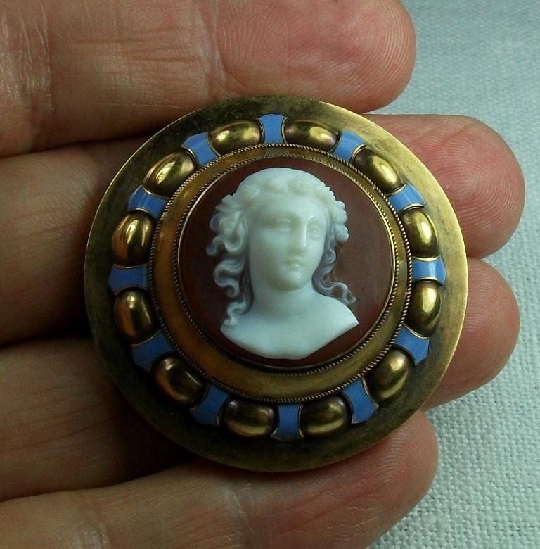 Women's or Men's Antique Victorian Cased Goddess Flora Hard Stone Cameo Brooch For Sale