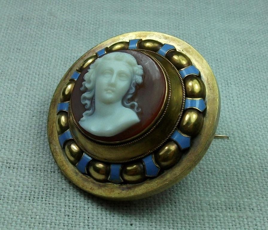 Antique Victorian Cased Goddess Flora Hard Stone Cameo Brooch For Sale 1