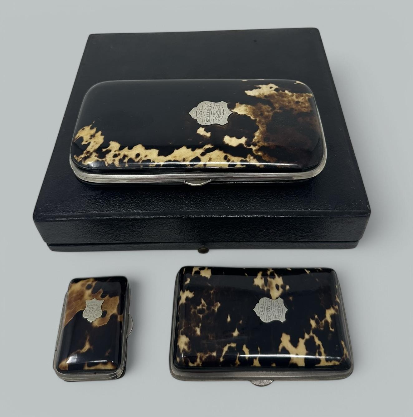 Impresionante ejemplo de cofre forrado de seda para señora que contiene su contenido original de plata de ley montada en estuches de tarjetas de carey forrados de seda con calidad de museo. Tapas rectangulares ligeramente abombadas con bisagras,