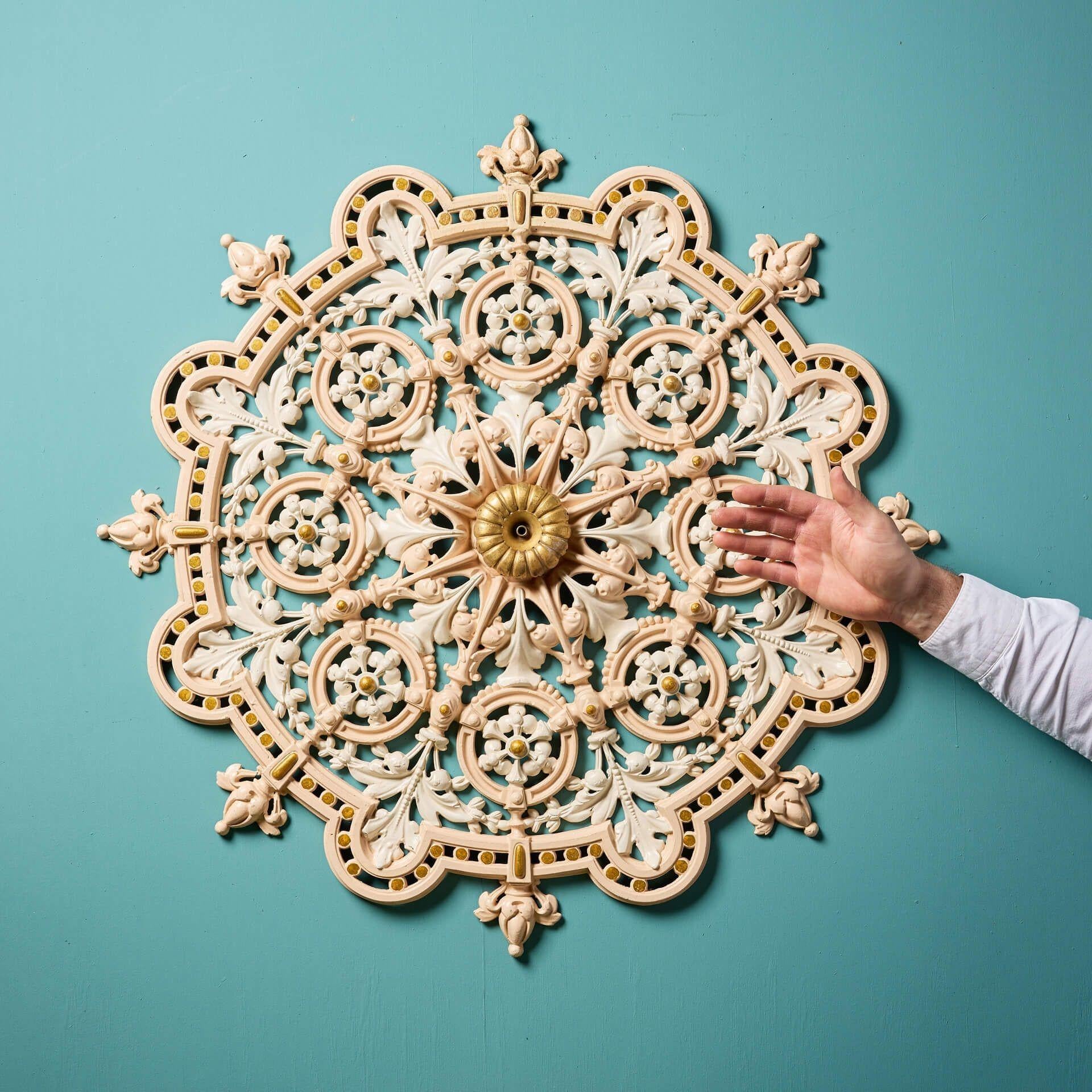 Panneau mural ancien en fonte de style victorien pour rosace de plafond anglais.

Datant d'environ 1850, ce panneau évoque le style victorien avec son design finement moulé et ses motifs répétitifs. Le détail floral doré au centre fait de cette