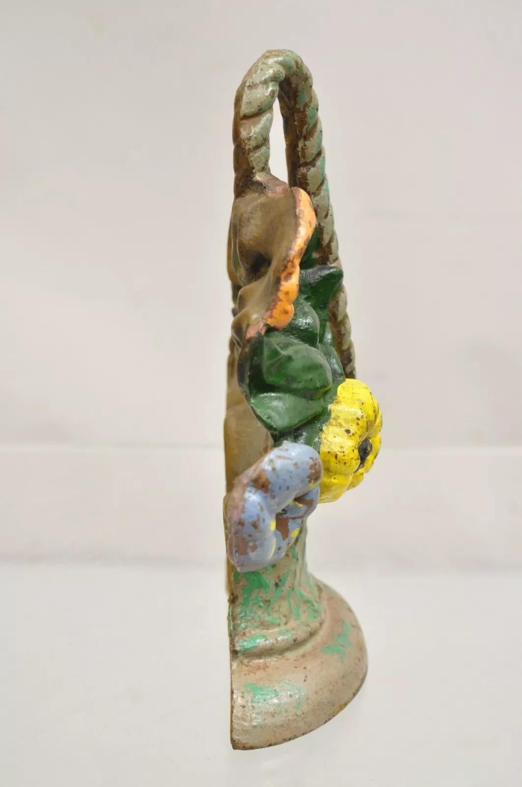 Antike viktorianische Gusseisen Figural Blumenstrauß Korb gemalt Türstopper (Frühes 20. Jahrhundert) im Angebot