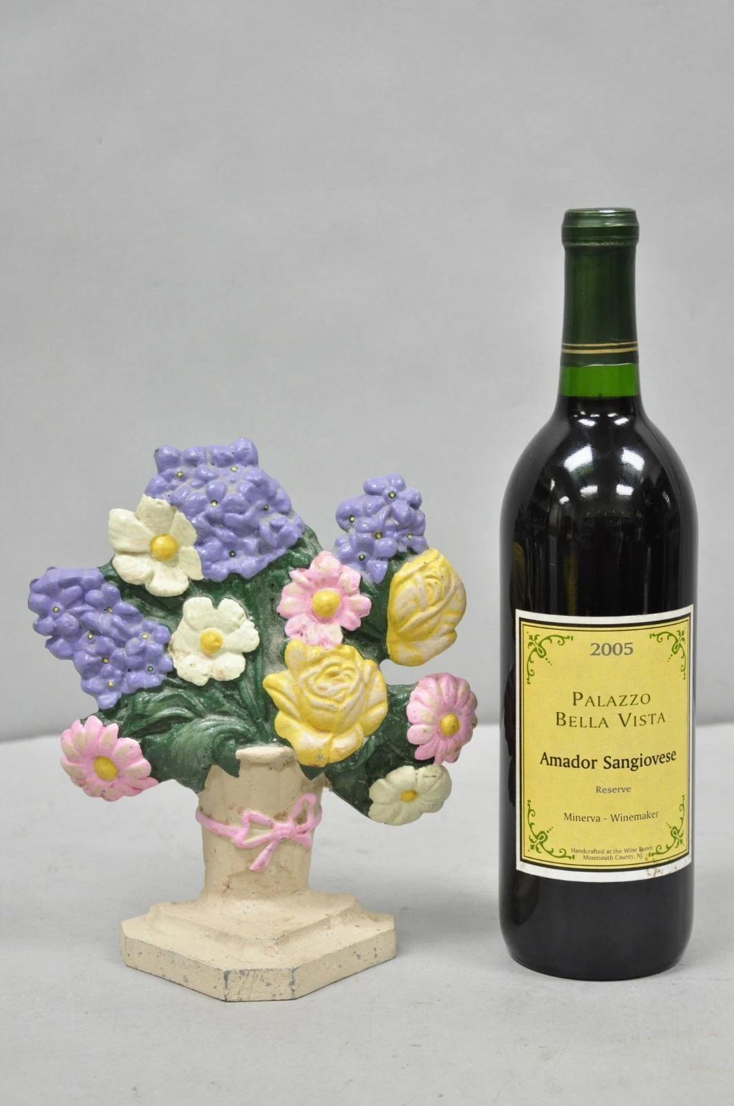 Antico cesto di bouquet floreale in ghisa dipinto in viola, rosa e giallo. Circa all'inizio del XX secolo. Misure: 8