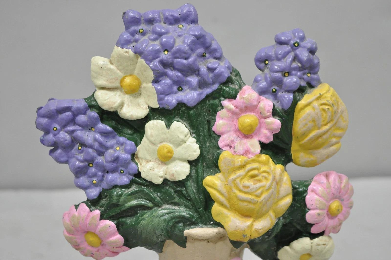 Vittoriano Antico cesto di bouquet floreale in ghisa vittoriana dipinto di rosa, fermaporta in vendita