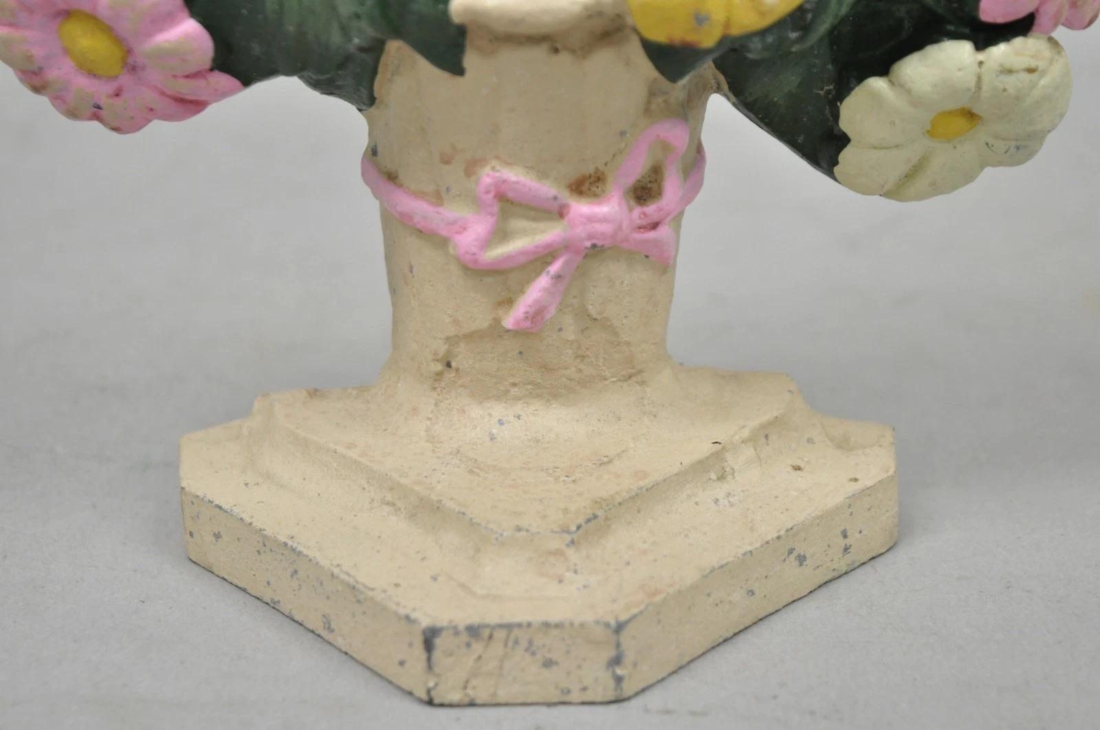 Calco Antico cesto di bouquet floreale in ghisa vittoriana dipinto di rosa, fermaporta in vendita