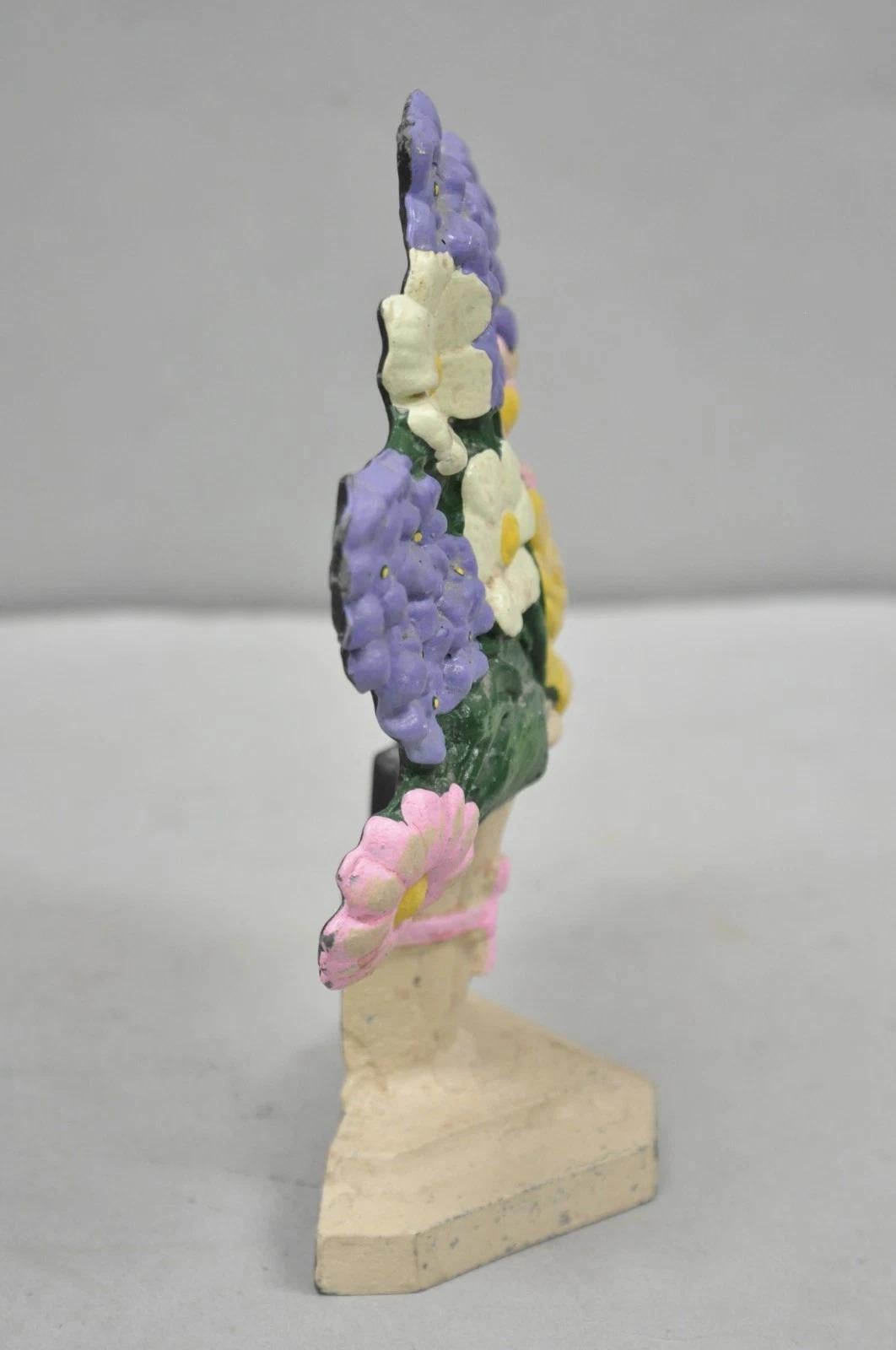 Antico cesto di bouquet floreale in ghisa vittoriana dipinto di rosa, fermaporta In condizioni buone in vendita a Philadelphia, PA