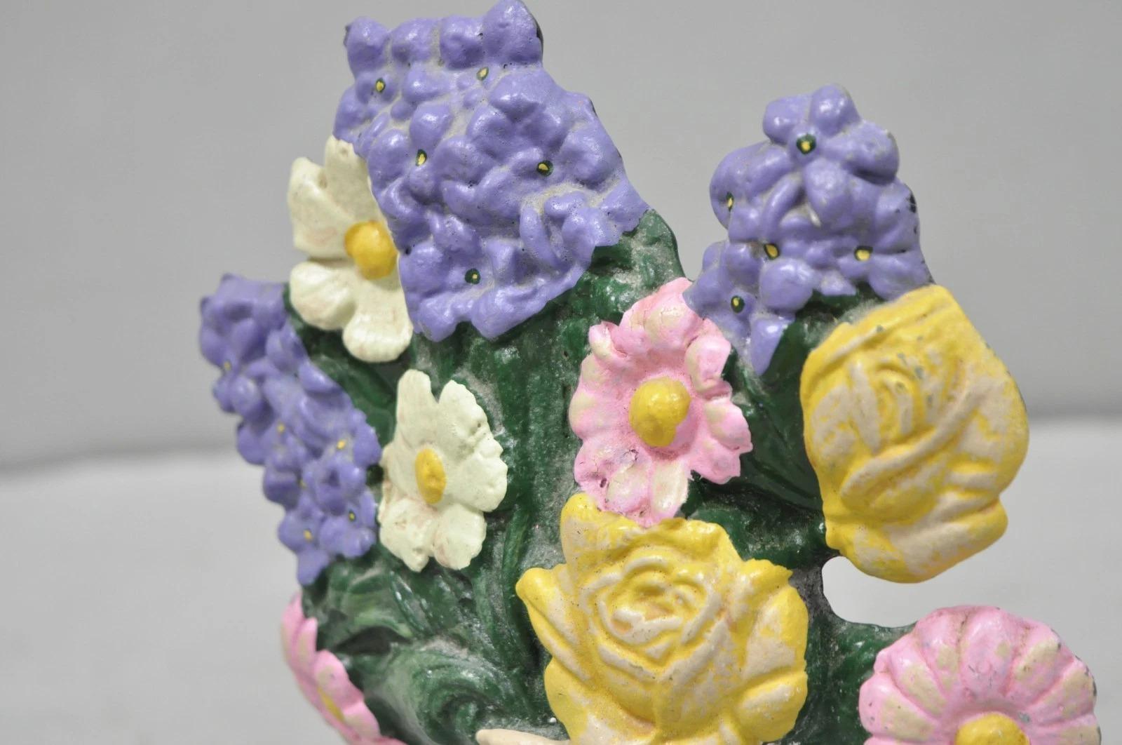 XX secolo Antico cesto di bouquet floreale in ghisa vittoriana dipinto di rosa, fermaporta in vendita