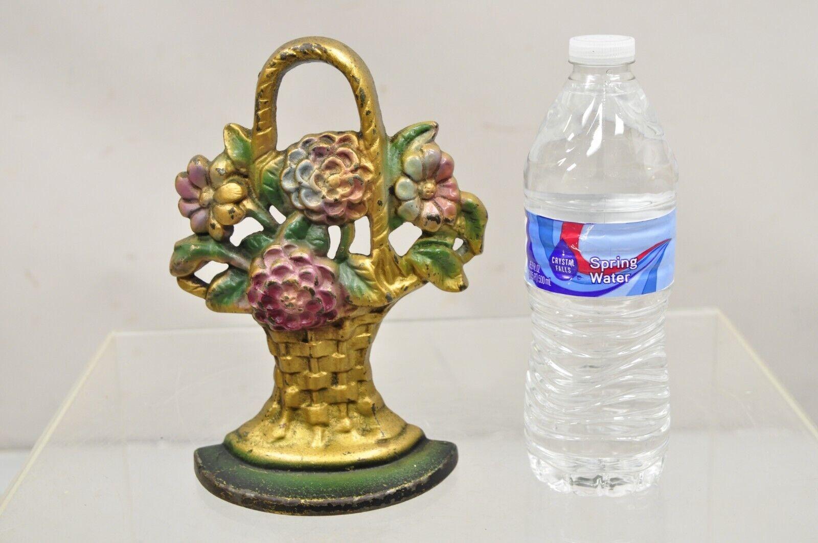 Antiguo Tope de Puerta Victoriano de Hierro Fundido Figural Ramo Floral Cesta de Oro Pintado. Circa principios de 1900. Medidas: 8