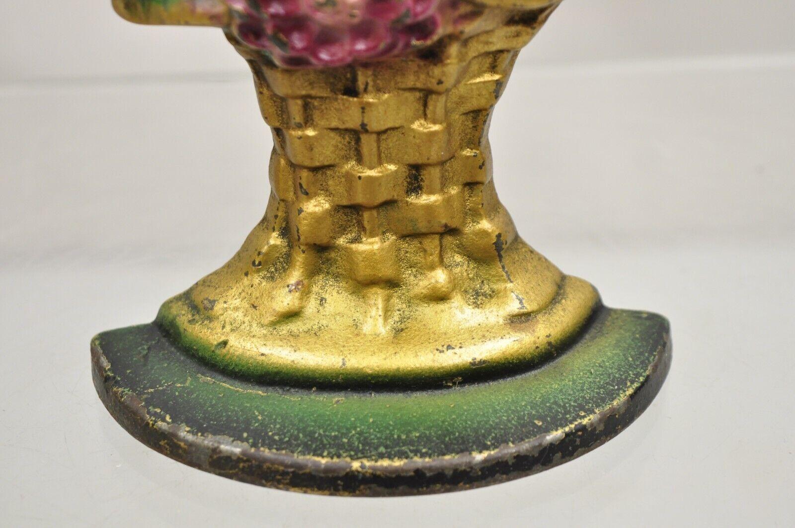 Antiguo Tope de Puerta Victoriano de Hierro Fundido Figural Ramo Floral Cesta de Oro Pintado principios del siglo XX en venta