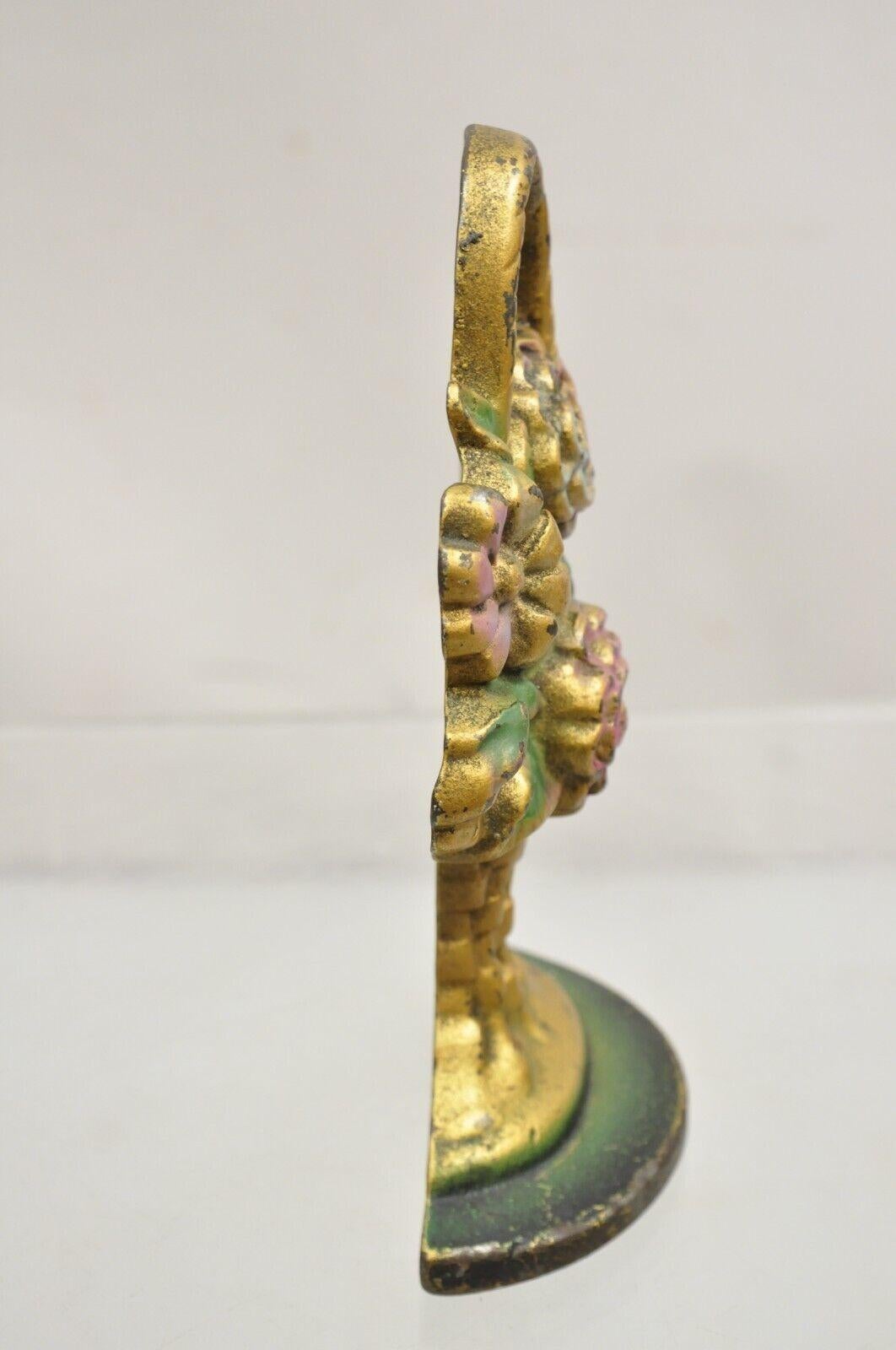 Antiguo Tope de Puerta Victoriano de Hierro Fundido Figural Ramo Floral Cesta de Oro Pintado en venta 1