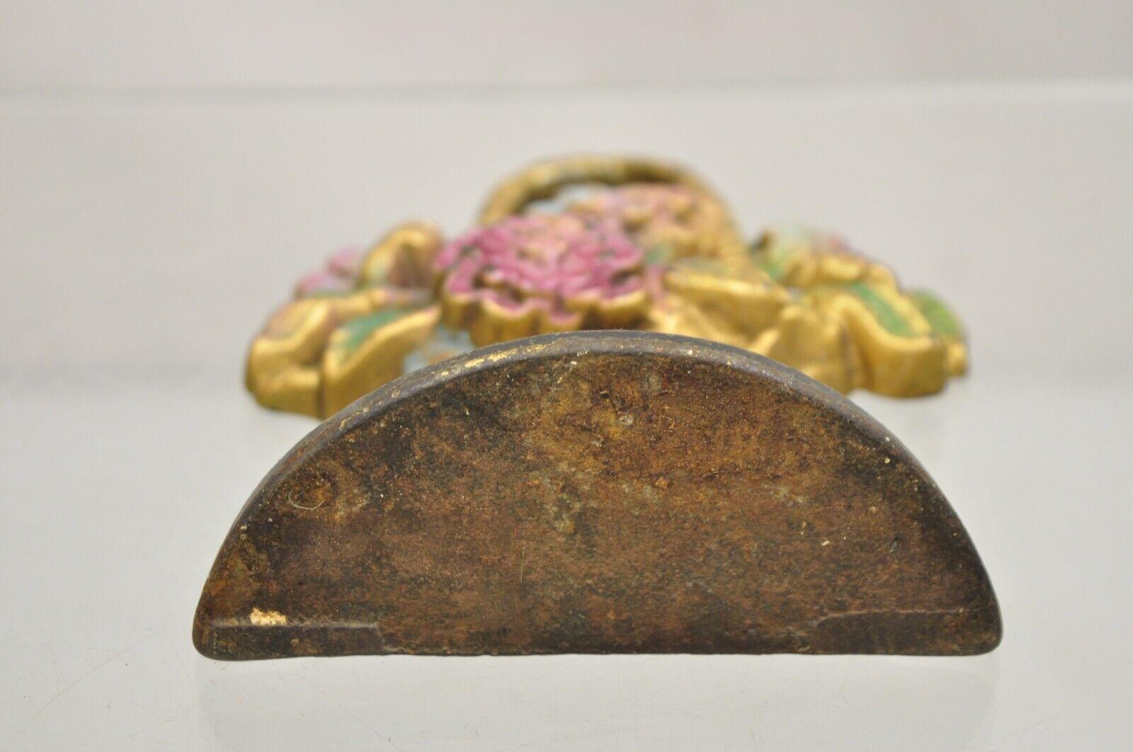 Antiguo Tope de Puerta Victoriano de Hierro Fundido Figural Ramo Floral Cesta de Oro Pintado en venta 3