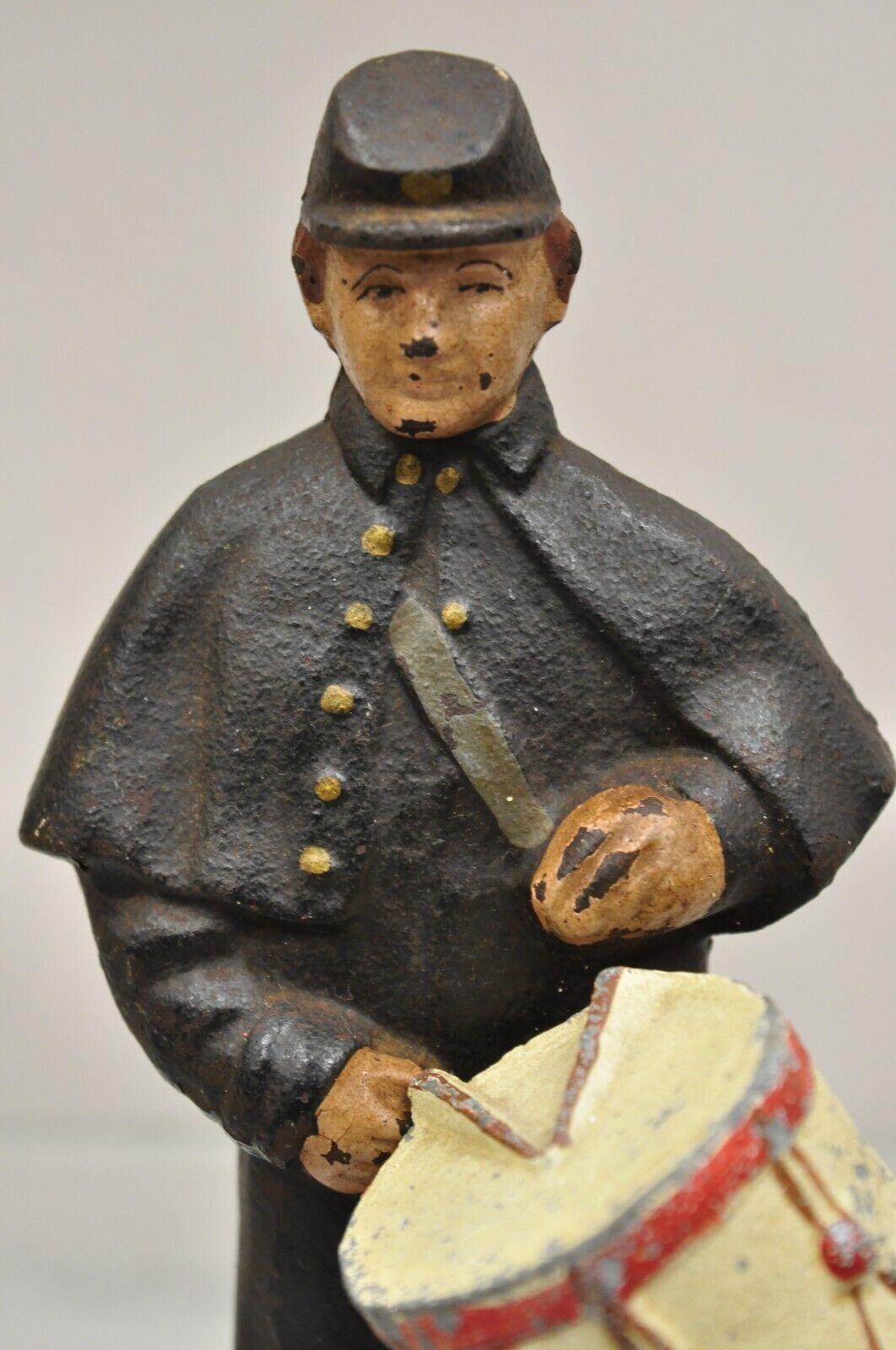 Moulage Antiquité Victorienne arrêt de porte en fonte Figural Peint Civil War Soldier Drummer en vente