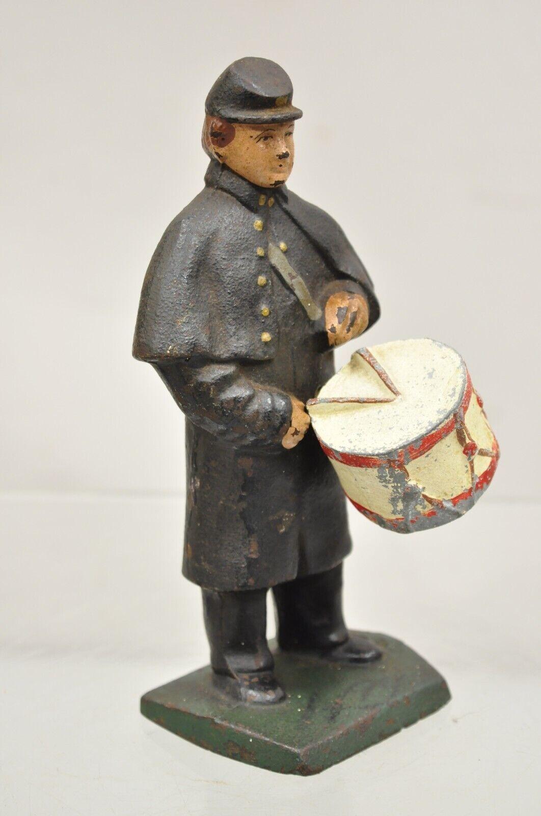 Fer Antiquité Victorienne arrêt de porte en fonte Figural Peint Civil War Soldier Drummer en vente