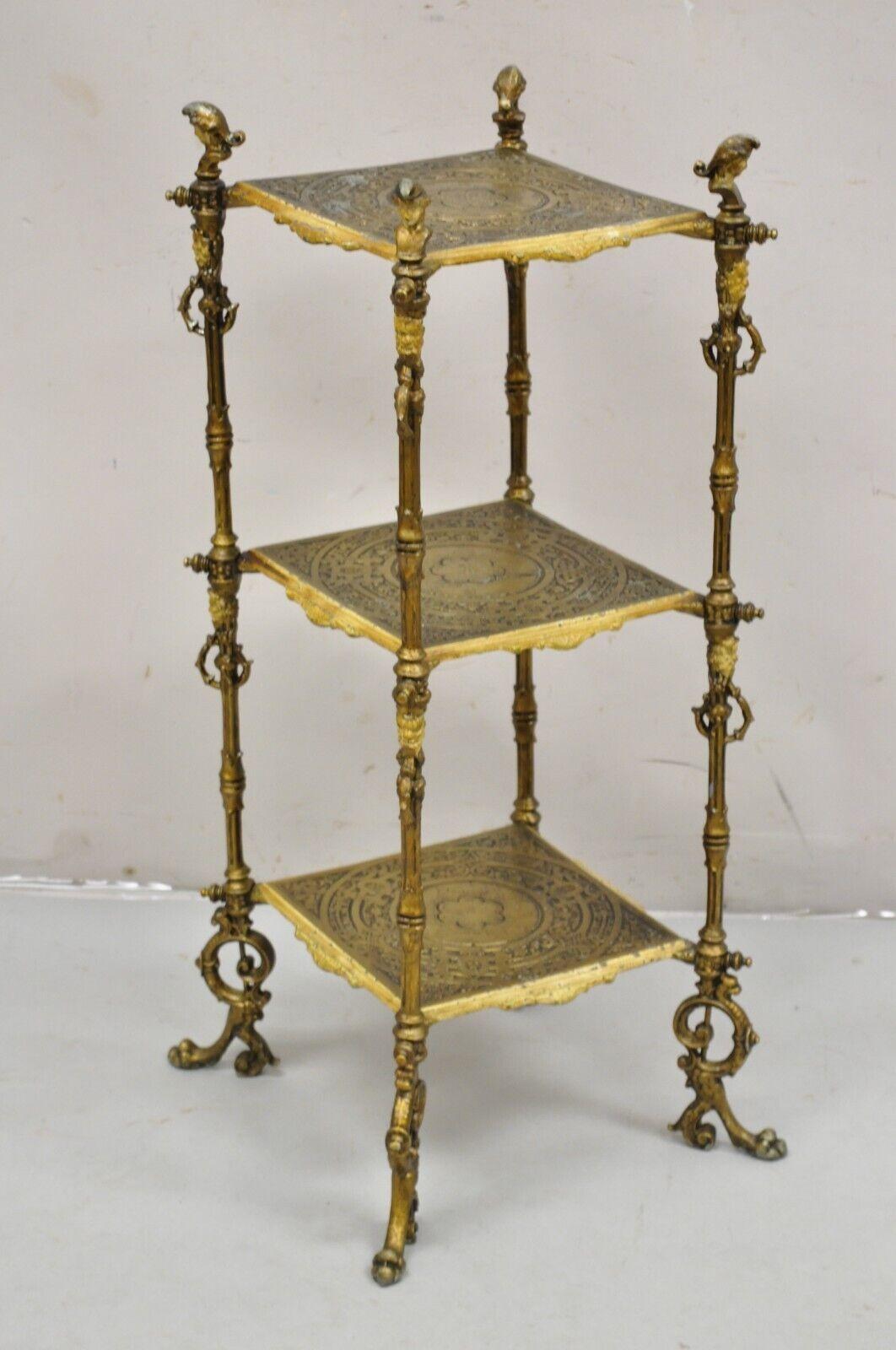 Mesa auxiliar Victoriana Antigua de Hierro Fundido Figural Renacentista de 3 Plantas en venta 5