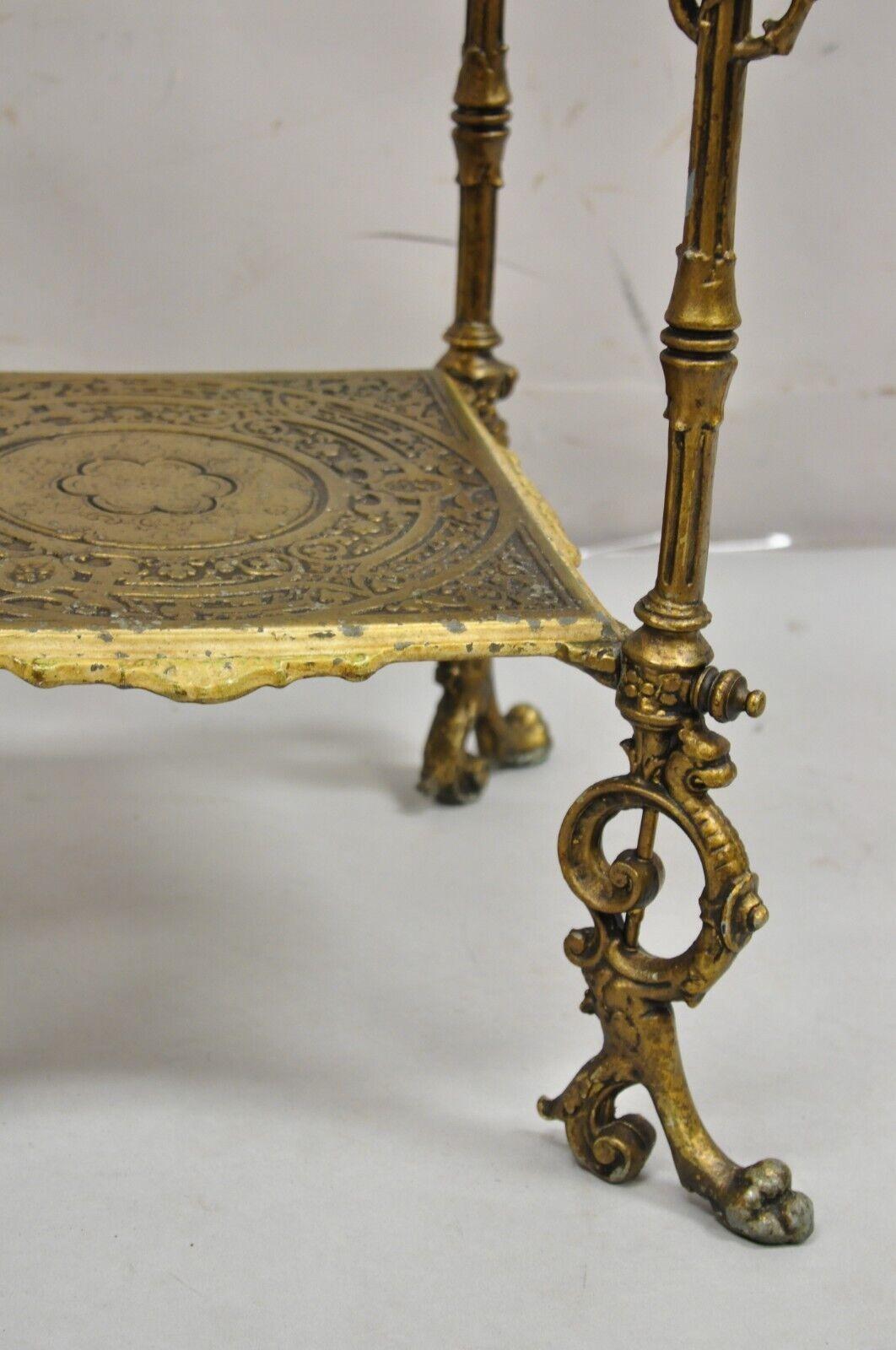 Mesa auxiliar Victoriana Antigua de Hierro Fundido Figural Renacentista de 3 Plantas en venta 1