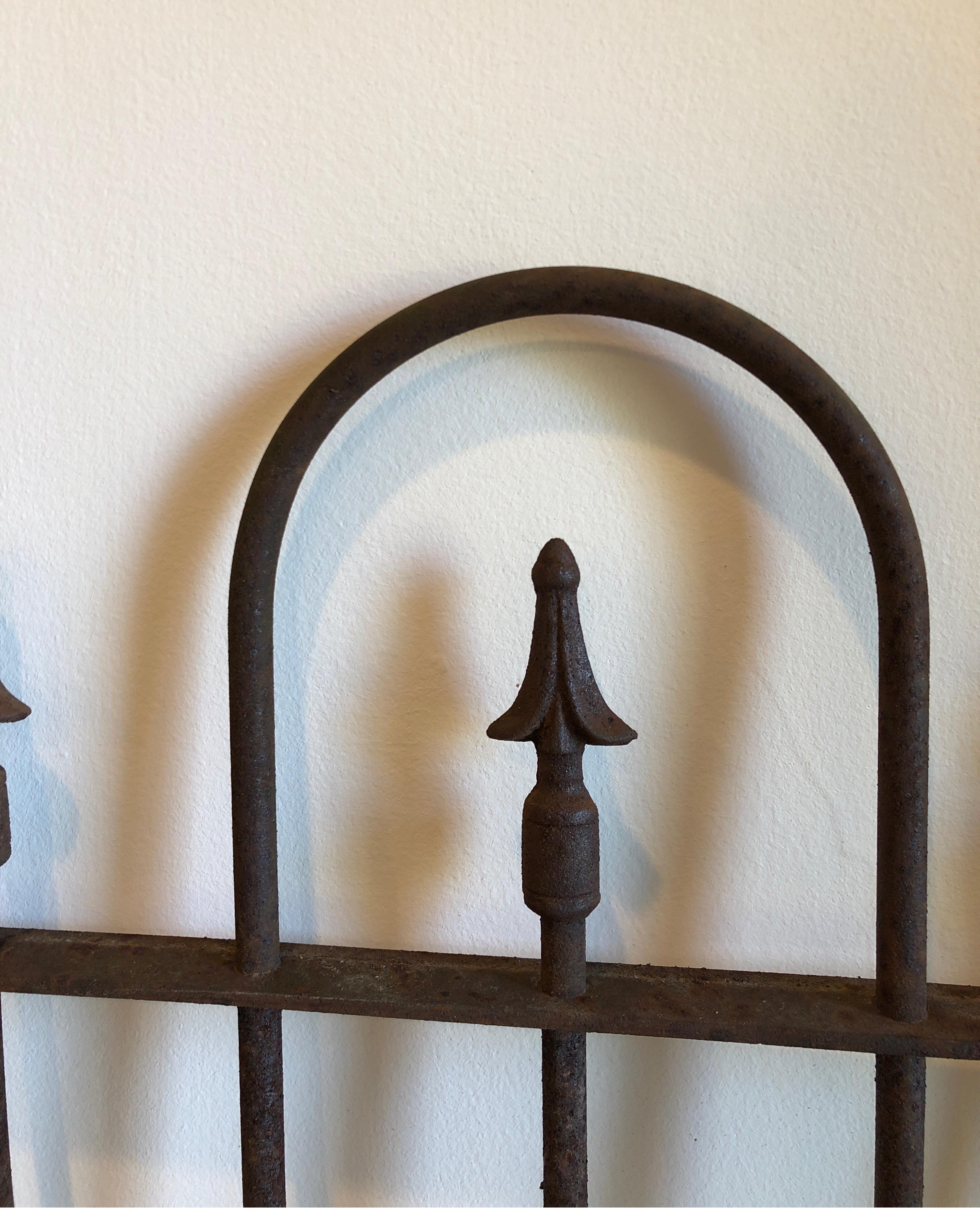 Antique Victorian Cast Iron Gate/Fence w/Fleur-di-Lis, 5 Panels Available In Good Condition For Sale In Los Angeles, CA
