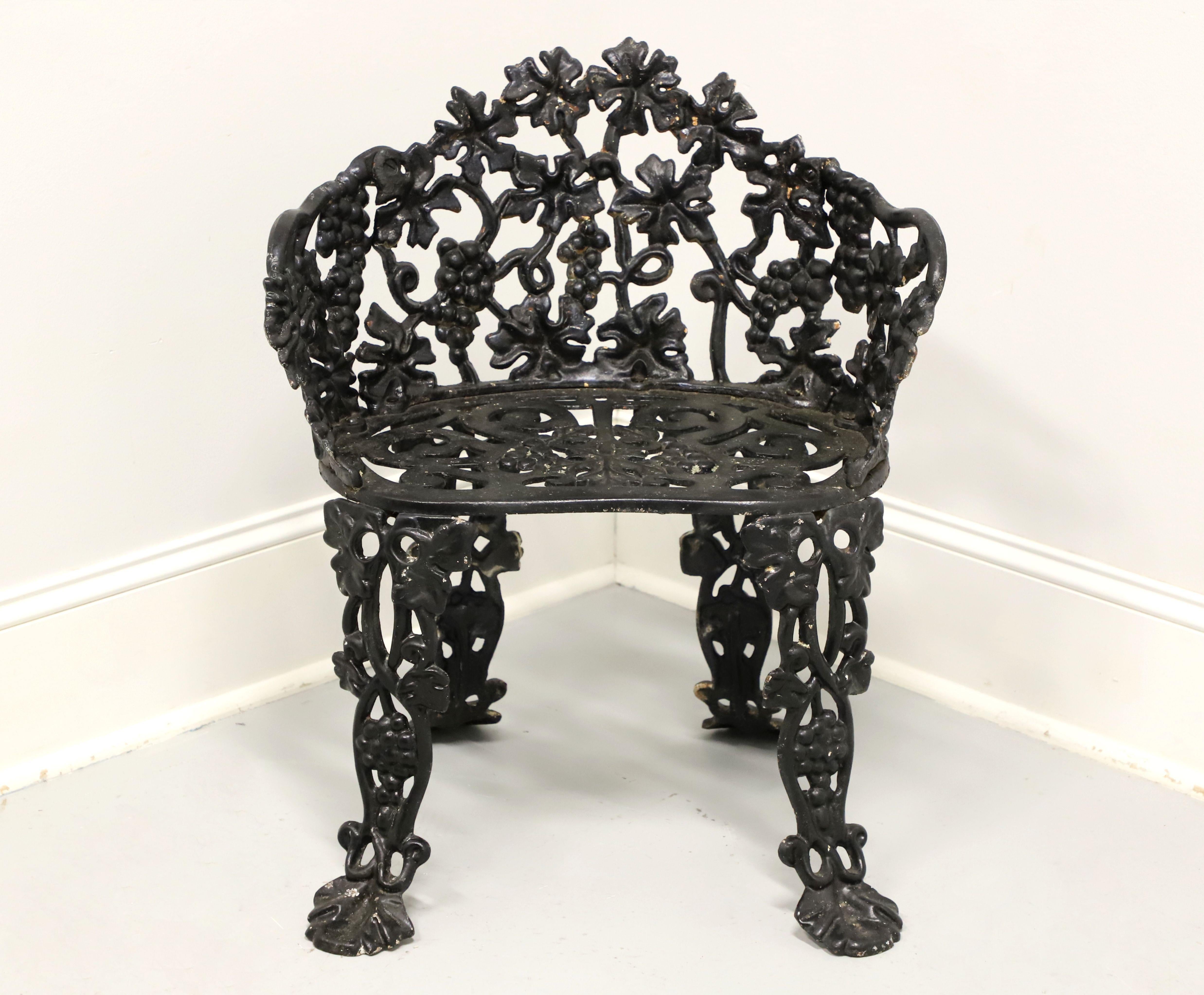 Antikes viktorianisches Garten-Set aus Gusseisen mit Traubenblatt-Garten, Stühle, Tisch- 4er-teiliges Set (amerikanisch) im Angebot