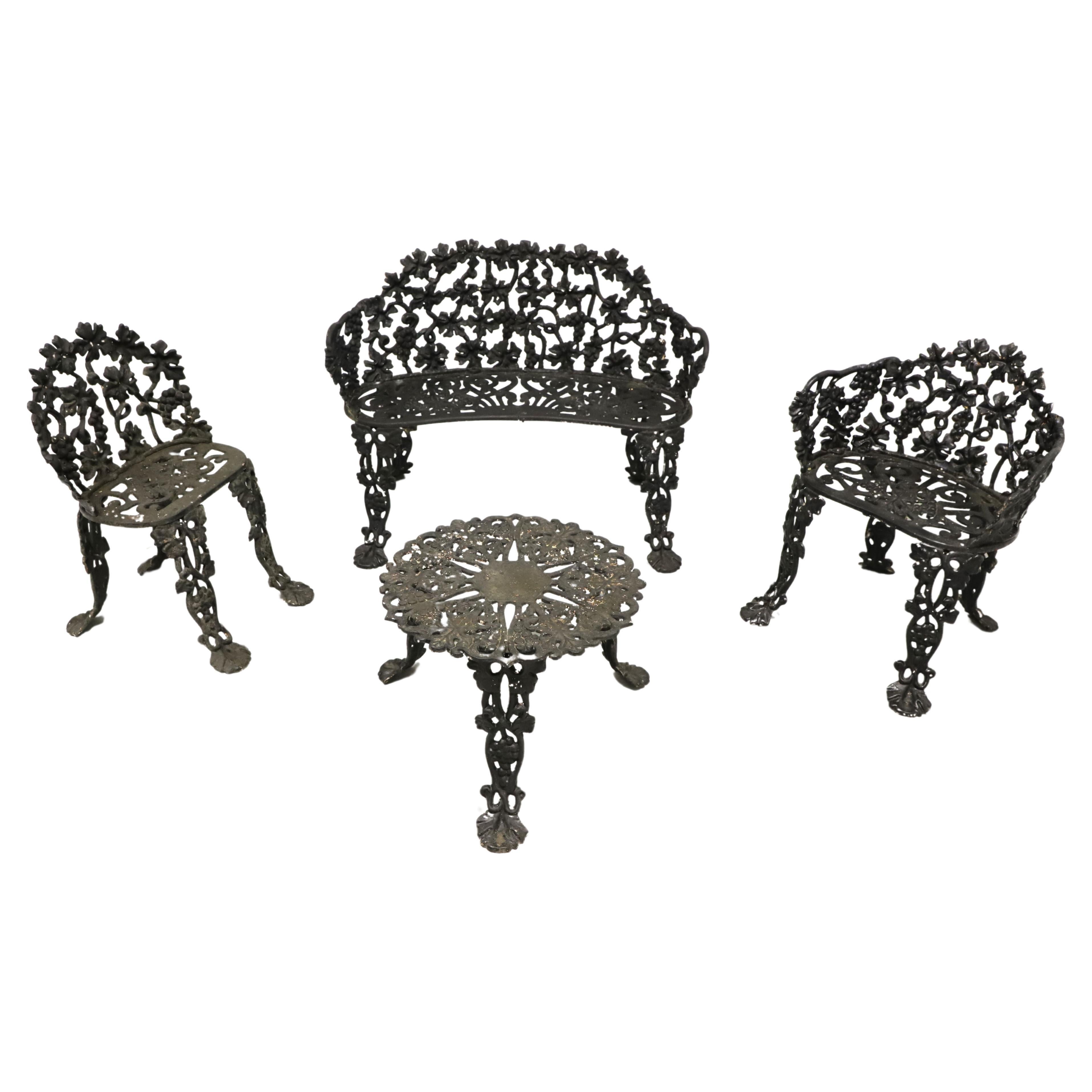 Canapé de jardin victorien antique en fonte à feuilles de vigne, chaises et table - ensemble de 4 pièces