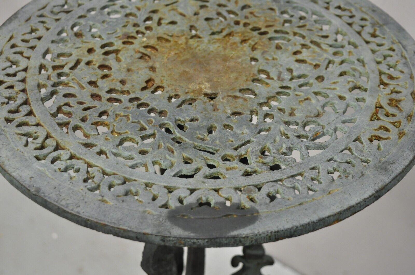 Antique Victorian Cast Iron Green Ornate Plant Stand Tripod Pedestal Table In Good Condition For Sale In Philadelphia, PA