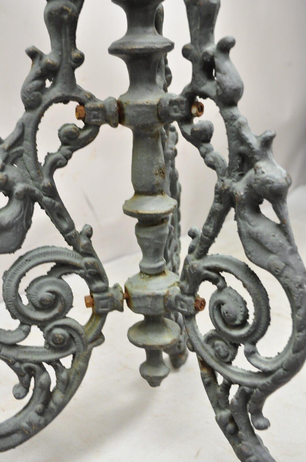 Antiker viktorianischer gusseiserner, grüner, verschnörkelter Pflanzgefäßständer mit Dreibein-Sockel 1