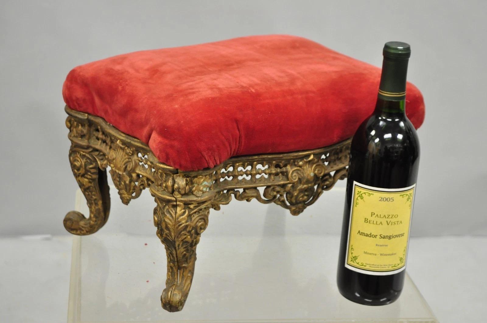 Antico pouf poggiapiedi vittoriano in ghisa ornato in metallo pesante dorato. Circa all'inizio del XX secolo. Misure: 9
