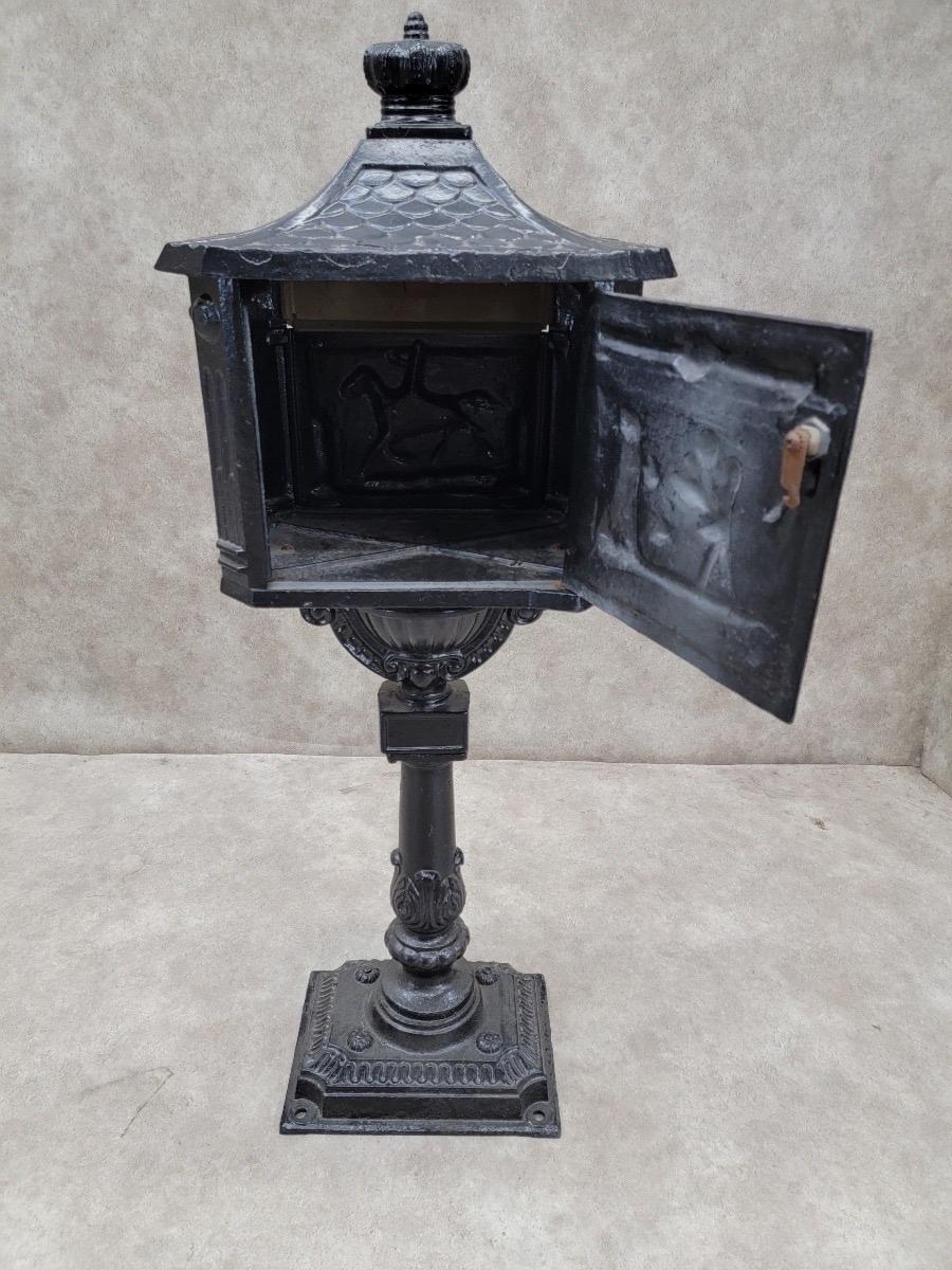 Antique Victorian Cast Iron Pedestal Floor Mount Mailbox

This Antique Victorian Cast Iron Pedestal Floor Mount Mailbox is a stunning piece that combines functionality with timeless elegance. Crafted from durable cast iron, it features intricate