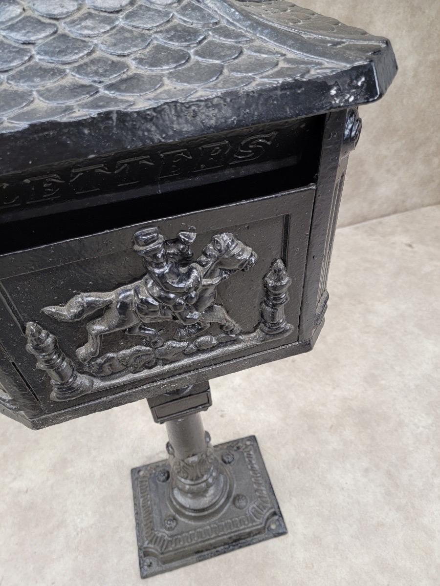 Antique Victorian Cast Iron Pedestal Floor Mount Mailbox In Good Condition In Chicago, IL