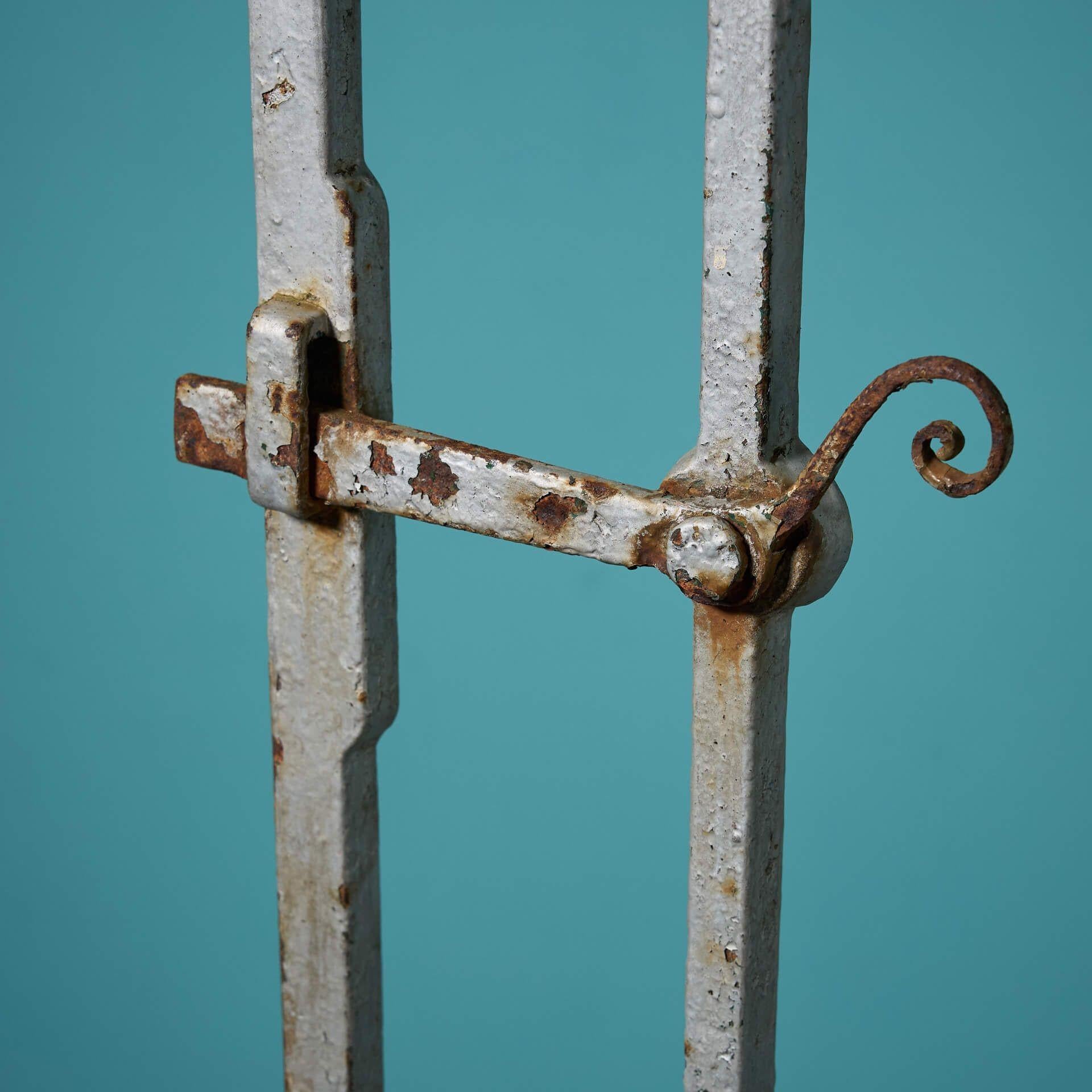 Antique Victorian Cast Iron Pedestrian Gate In Fair Condition For Sale In Wormelow, Herefordshire