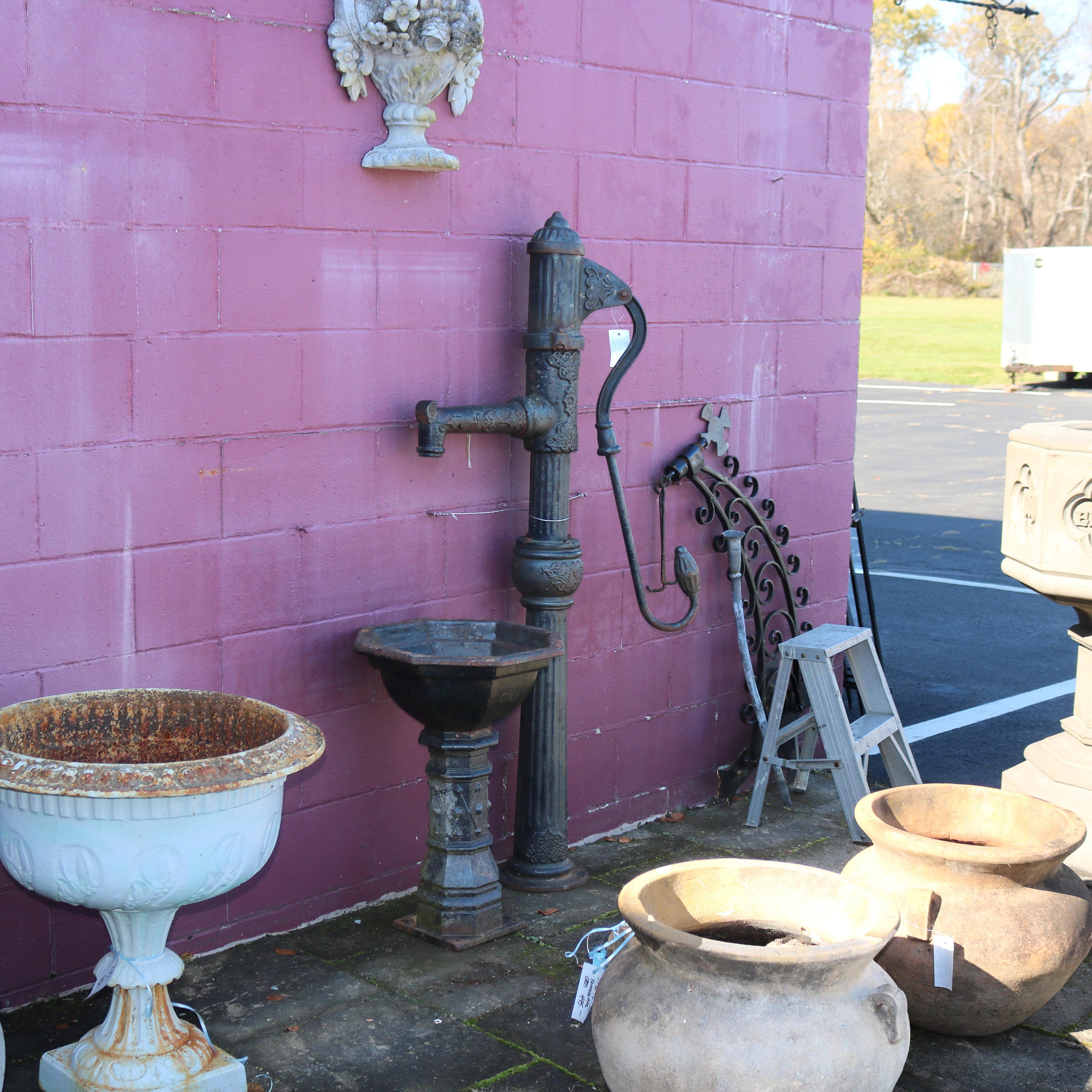 Antique Victorian Cast Iron Well Pump with Basin C1880 In Good Condition In Big Flats, NY