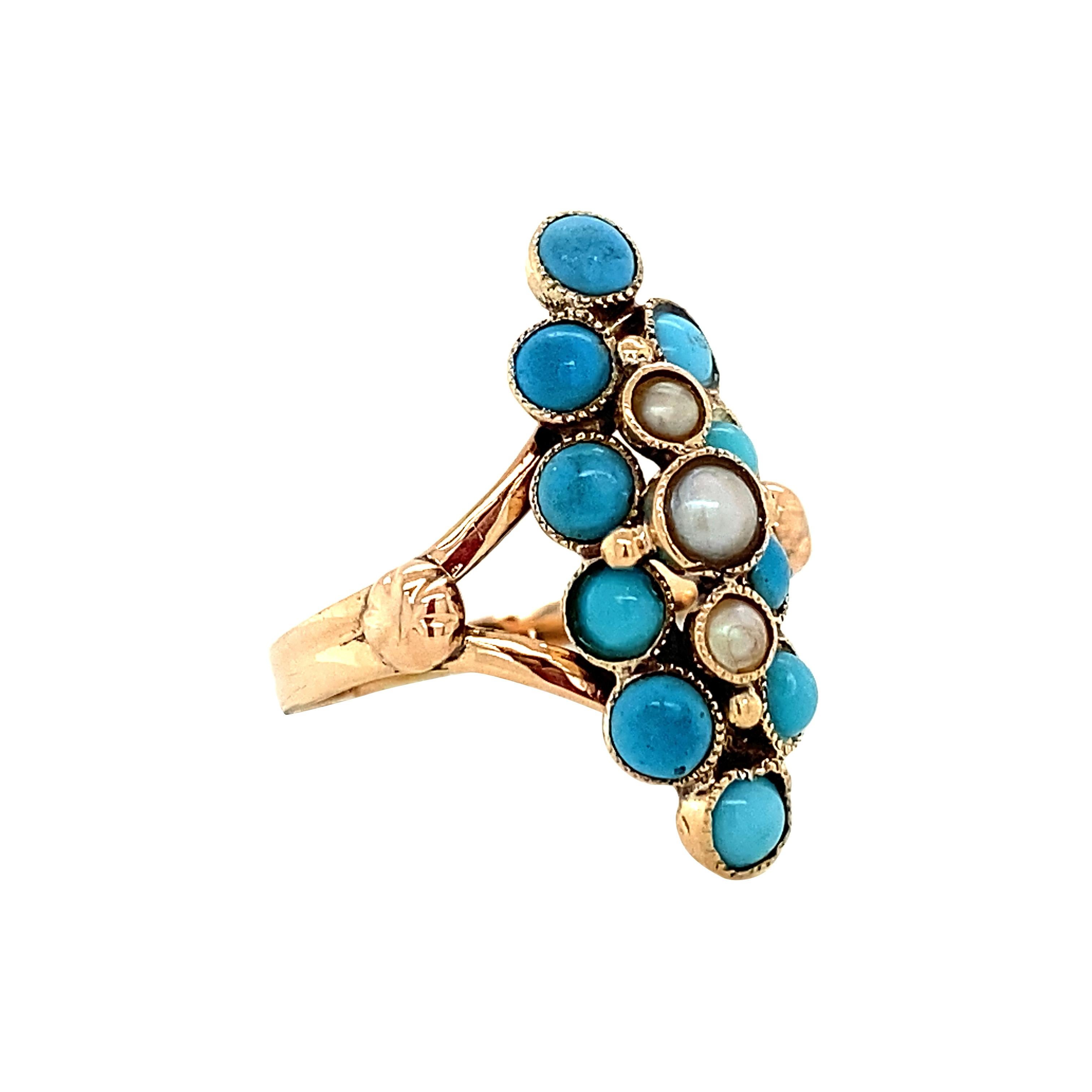 Un dolce anello di epoca vittoriana con un'incredibile copertura del dito. Cabochon blu uovo di pettirosso incorniciano perle finte color crema in un anello d'oro rosa. Probabilmente in maiolica, i cabochon in ceramica di colore turchese sono