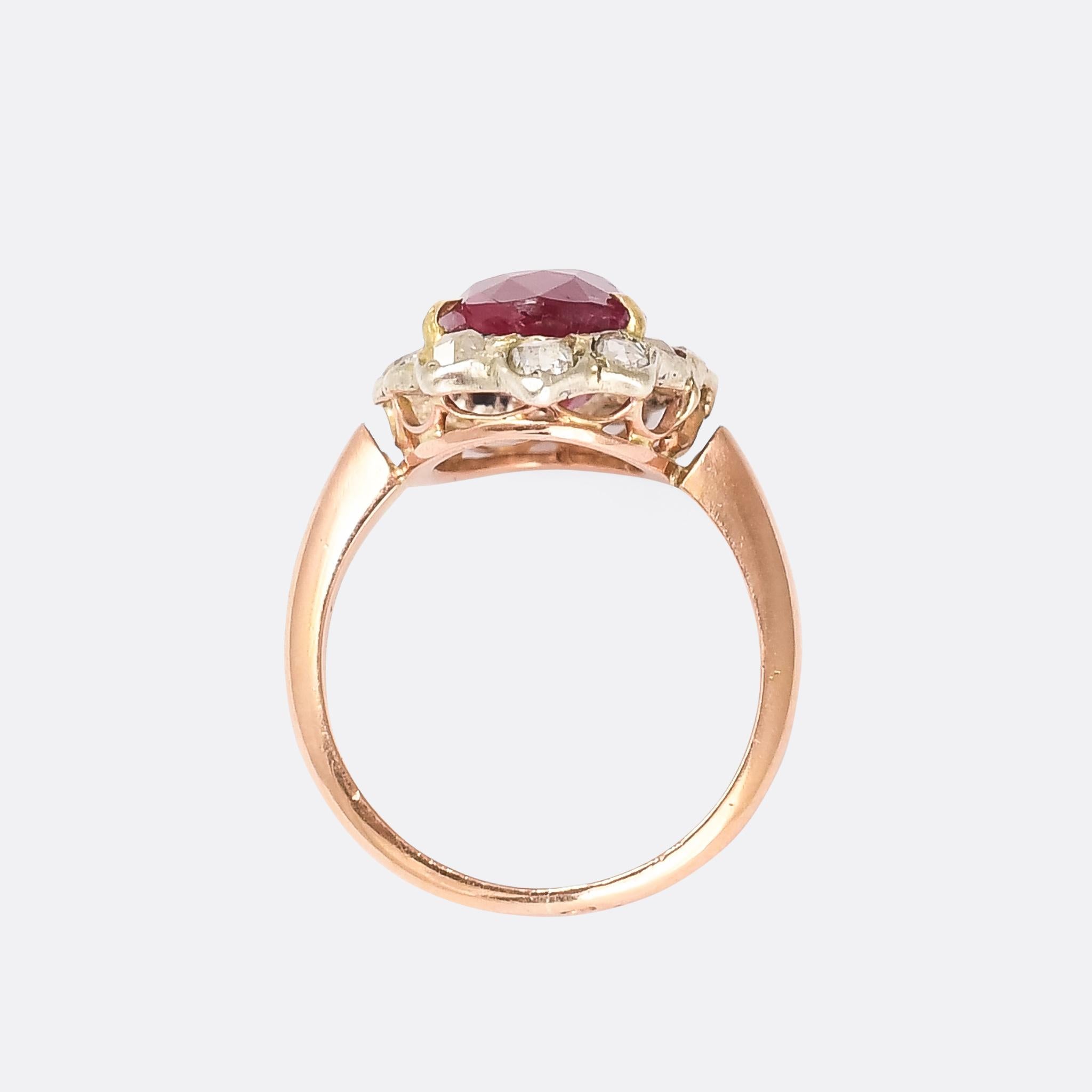 Antiker viktorianischer zertifizierter 5 Karat Burma Rubin Cluster Ring (Ovalschliff)