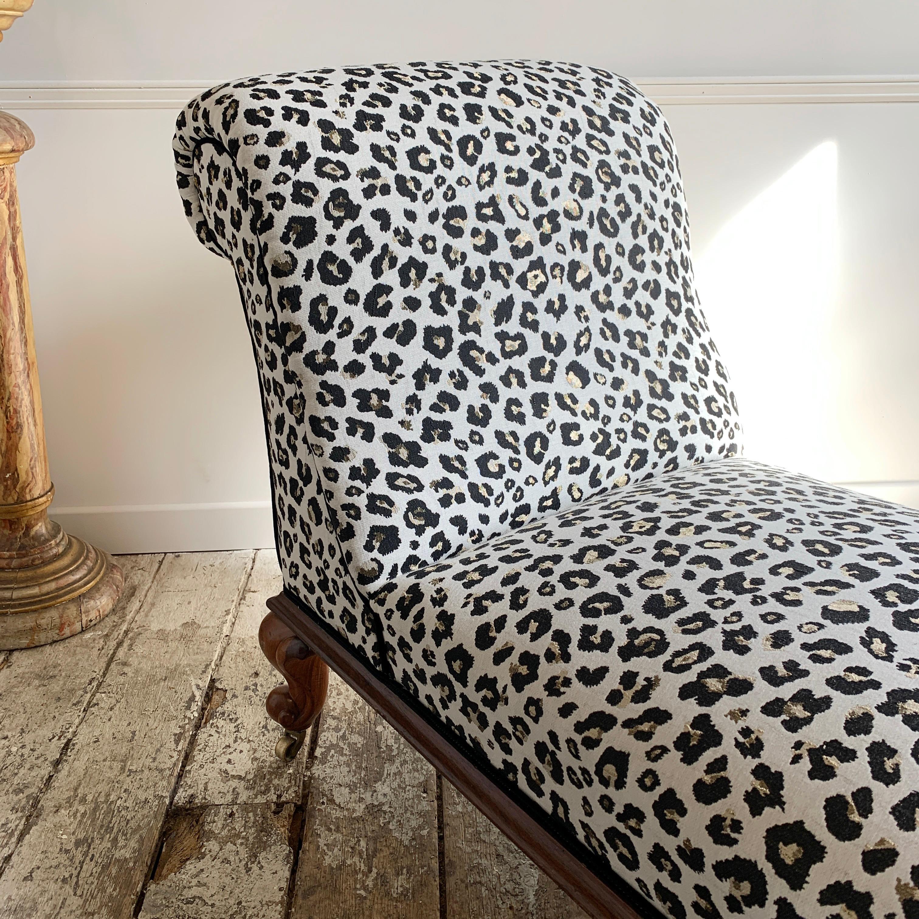 Antique Victorian Chaise Longue in Woven Leopard Jacquard For Sale 3